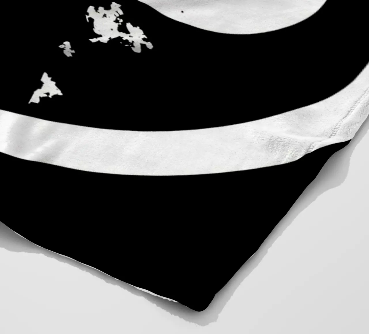 grafica monocromatica che presenta un volto con contrasto nero coperta in pile da DesignDoodle