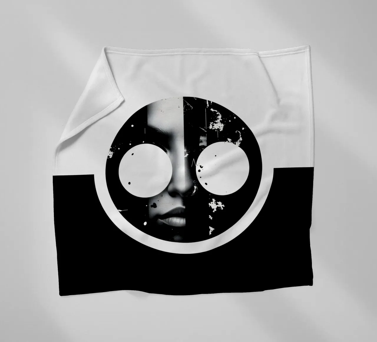grafica monocromatica che presenta un volto con contrasto nero coperta in pile da DesignDoodle
