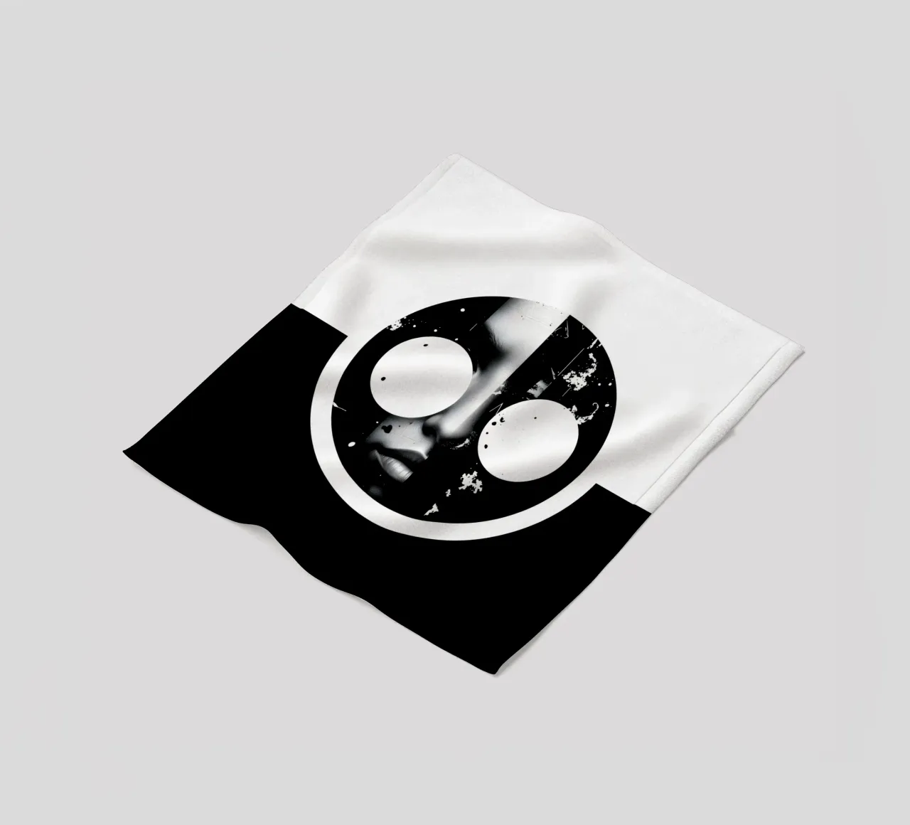 grafica monocromatica che presenta un volto con contrasto nero coperta in pile da DesignDoodle