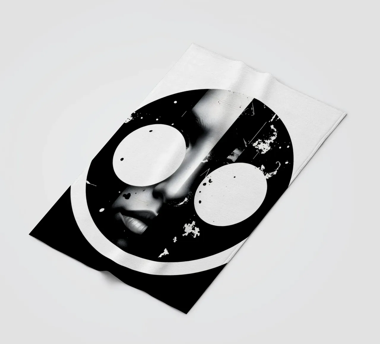 grafica monocromatica che presenta un volto con contrasto nero coperta in pile da DesignDoodle