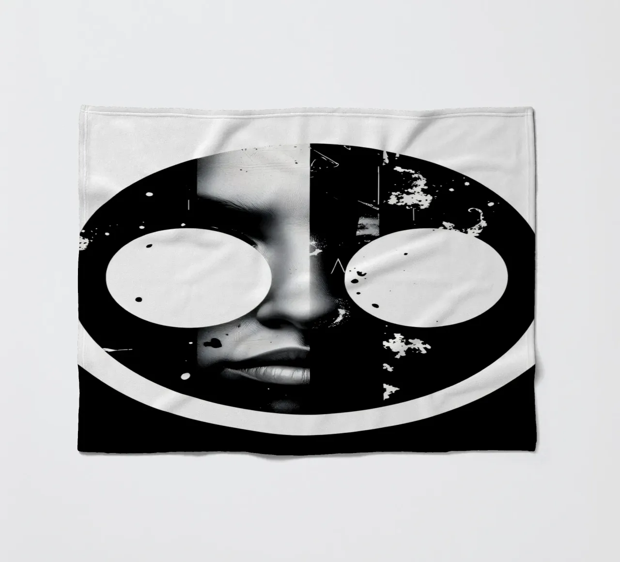 grafica monocromatica che presenta un volto con contrasto nero coperta in pile da DesignDoodle