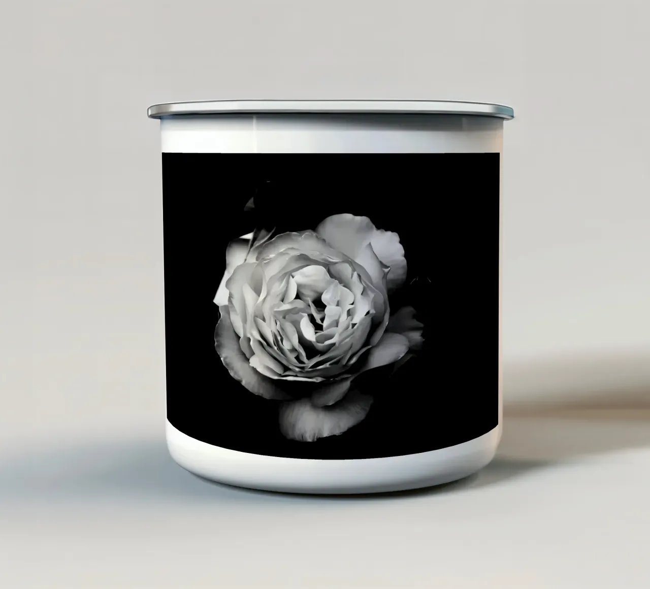Fiore petaloso tazza in smalto da Nicholas Campbell