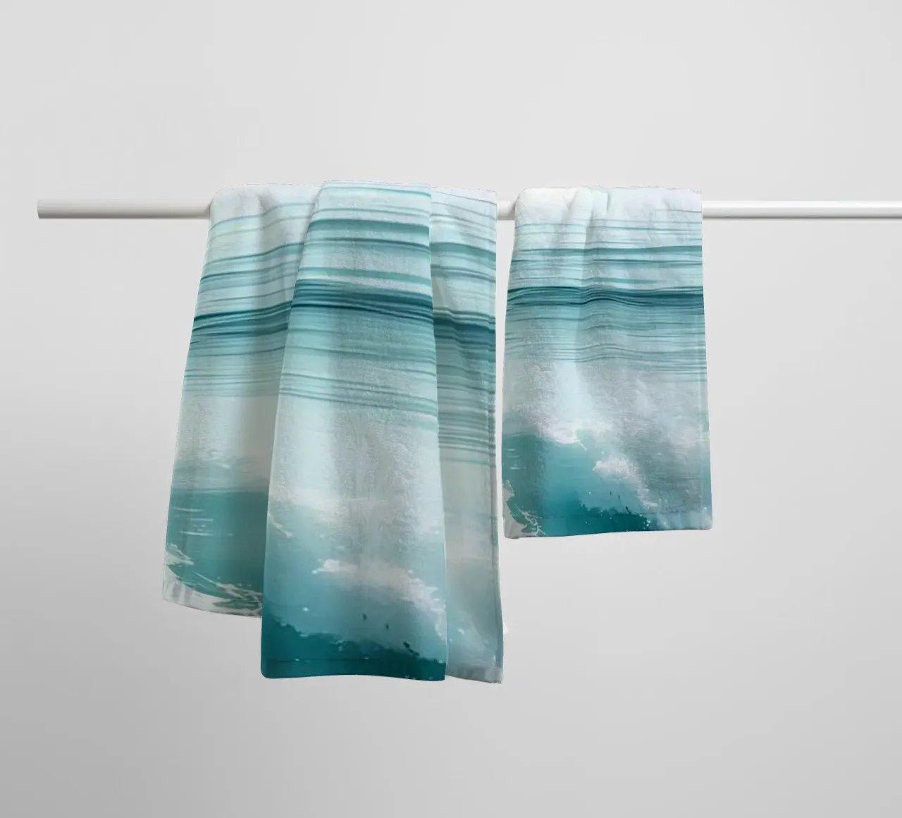 Olas en una playa de arena toalla de baño de Matthew Katz