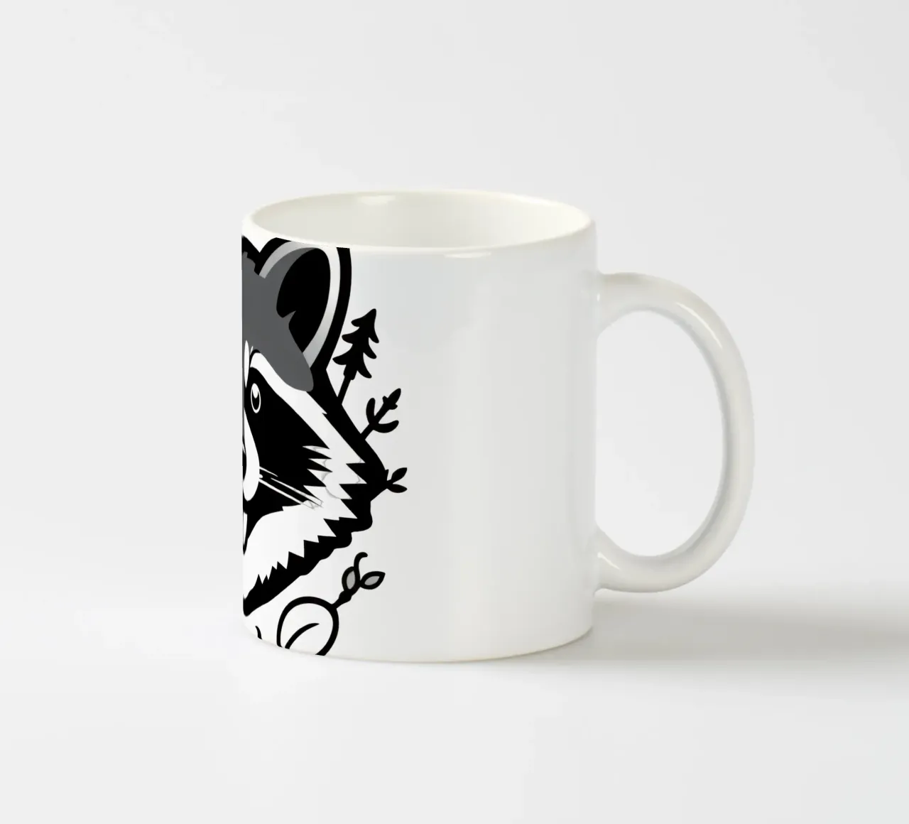 Illustrazione di procione giocoso circondato da foglie e rami tazza in ceramica da DesignDoodle