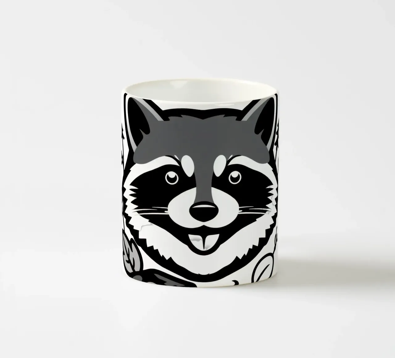 Illustrazione di procione giocoso circondato da foglie e rami tazza in ceramica da DesignDoodle