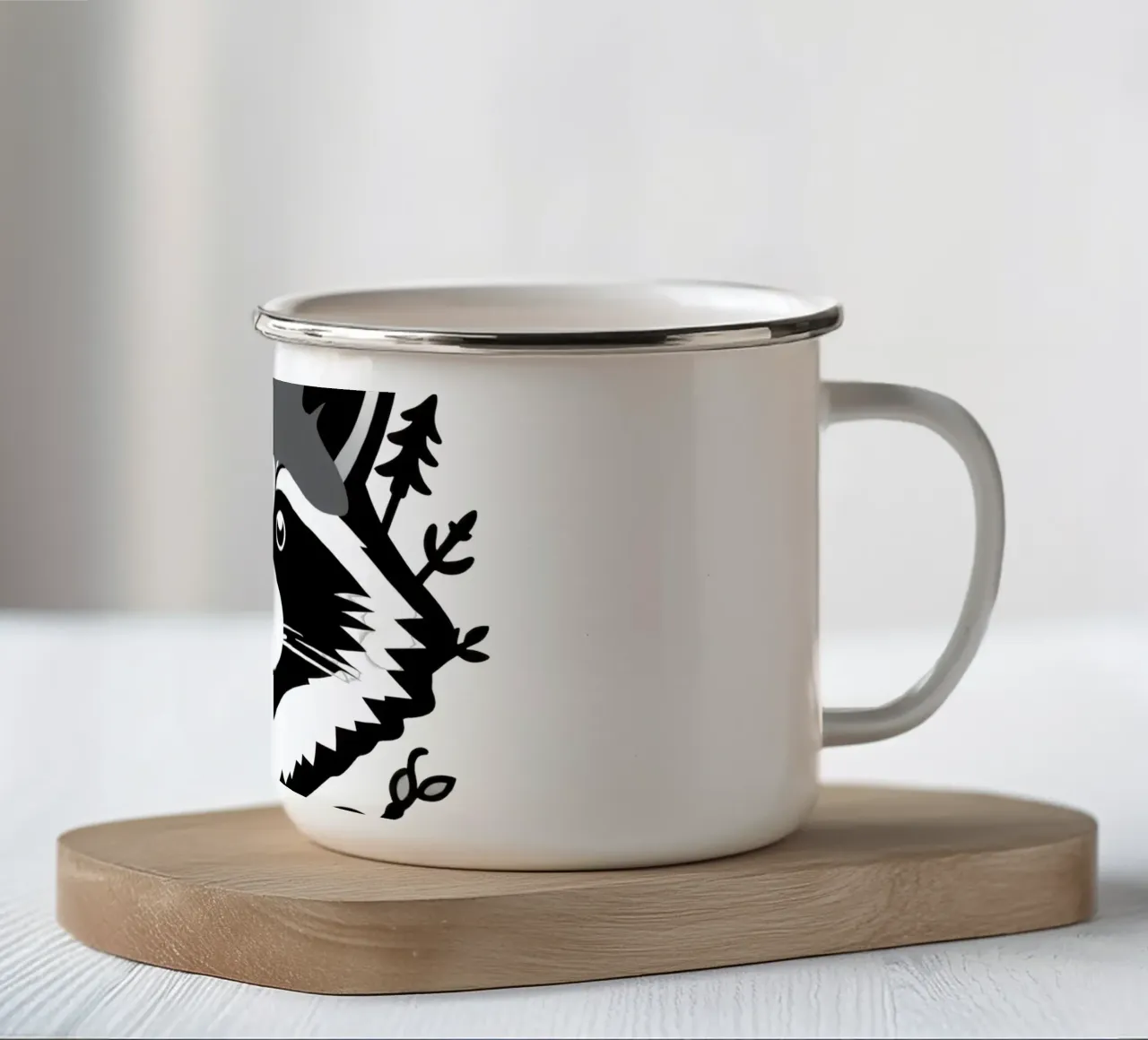 Illustrazione di procione giocoso circondato da foglie e rami tazza in smalto da DesignDoodle