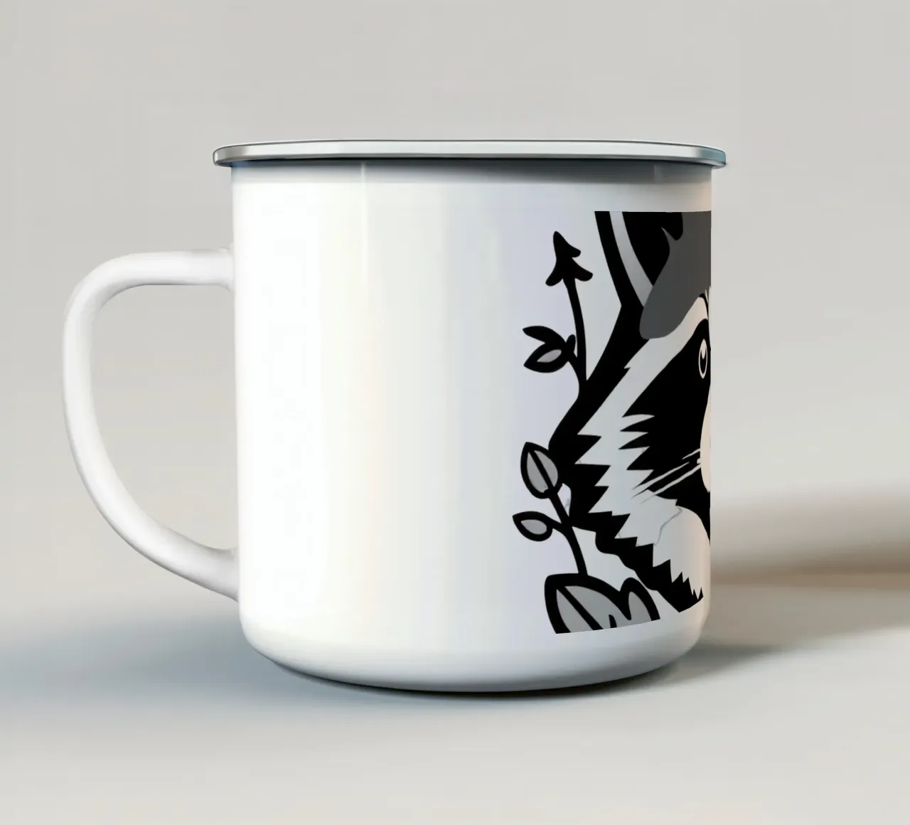 Illustrazione di procione giocoso circondato da foglie e rami tazza in smalto da DesignDoodle