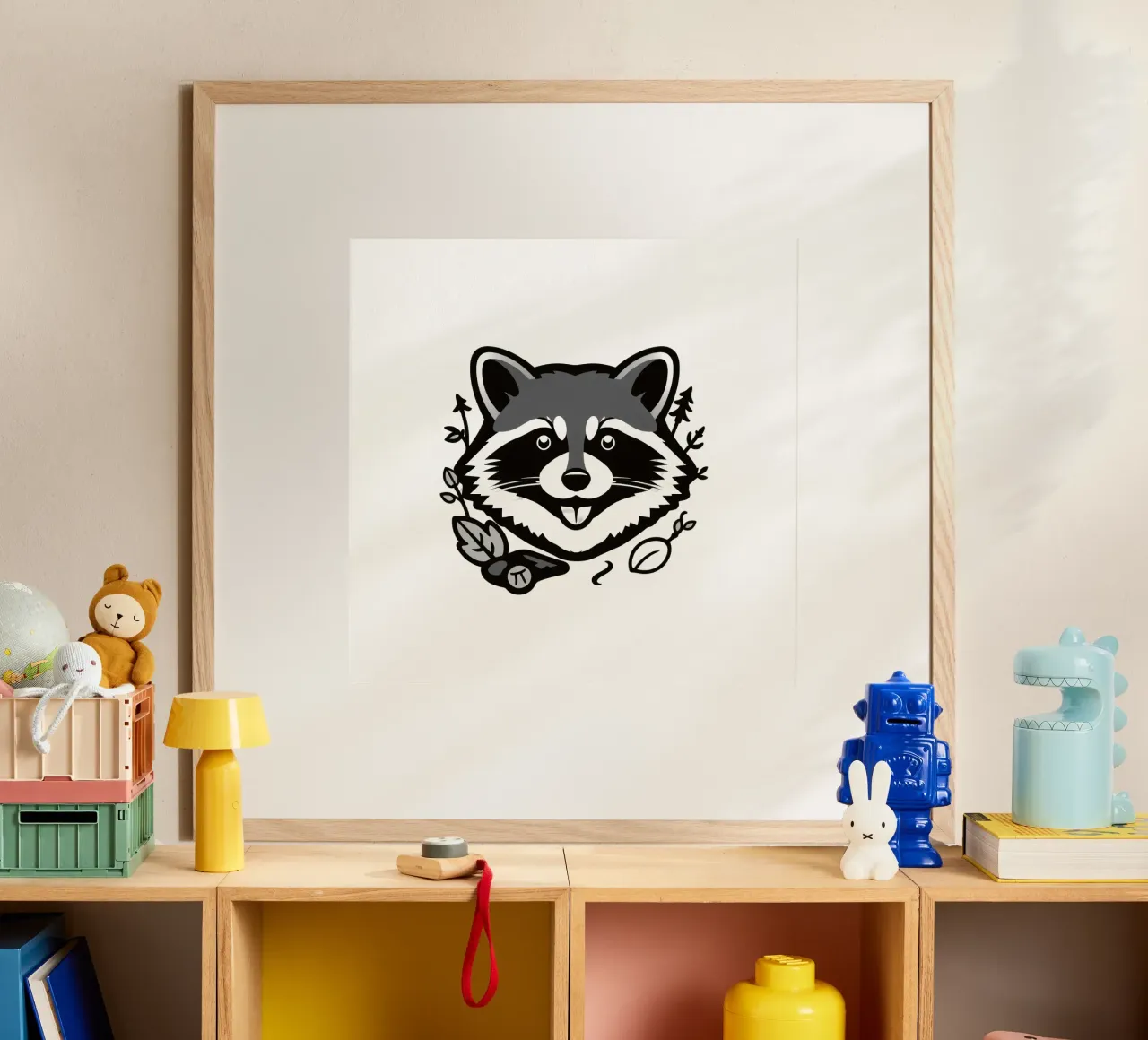 Verspielte Waschbär Illustration umgeben von Blättern und Zweig Poster mit Holzrahmen von DesignDoodle
