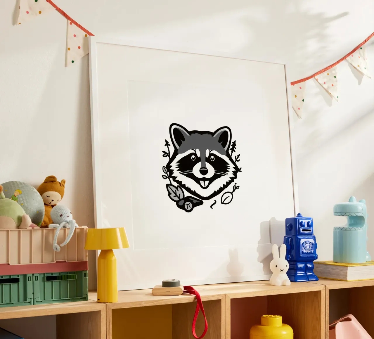 Verspielte Waschbär Illustration umgeben von Blättern und Zweig Poster mit Holzrahmen von DesignDoodle