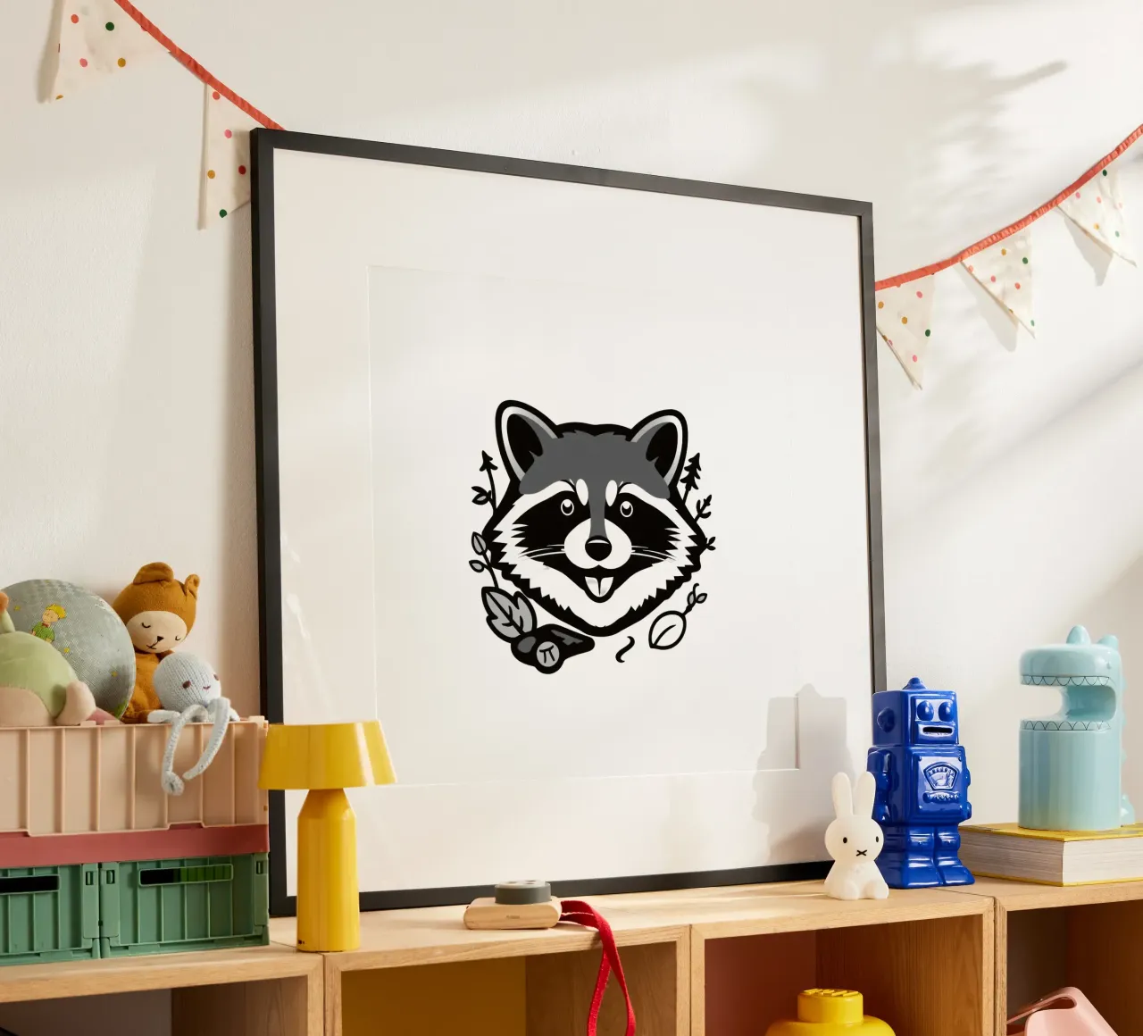 Verspielte Waschbär Illustration umgeben von Blättern und Zweig Poster mit Holzrahmen von DesignDoodle