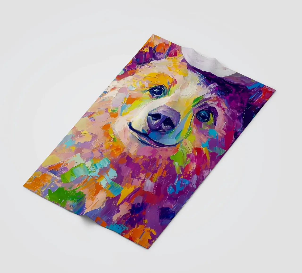 Orso con carta igienica coperta in pile da Adrian Patel