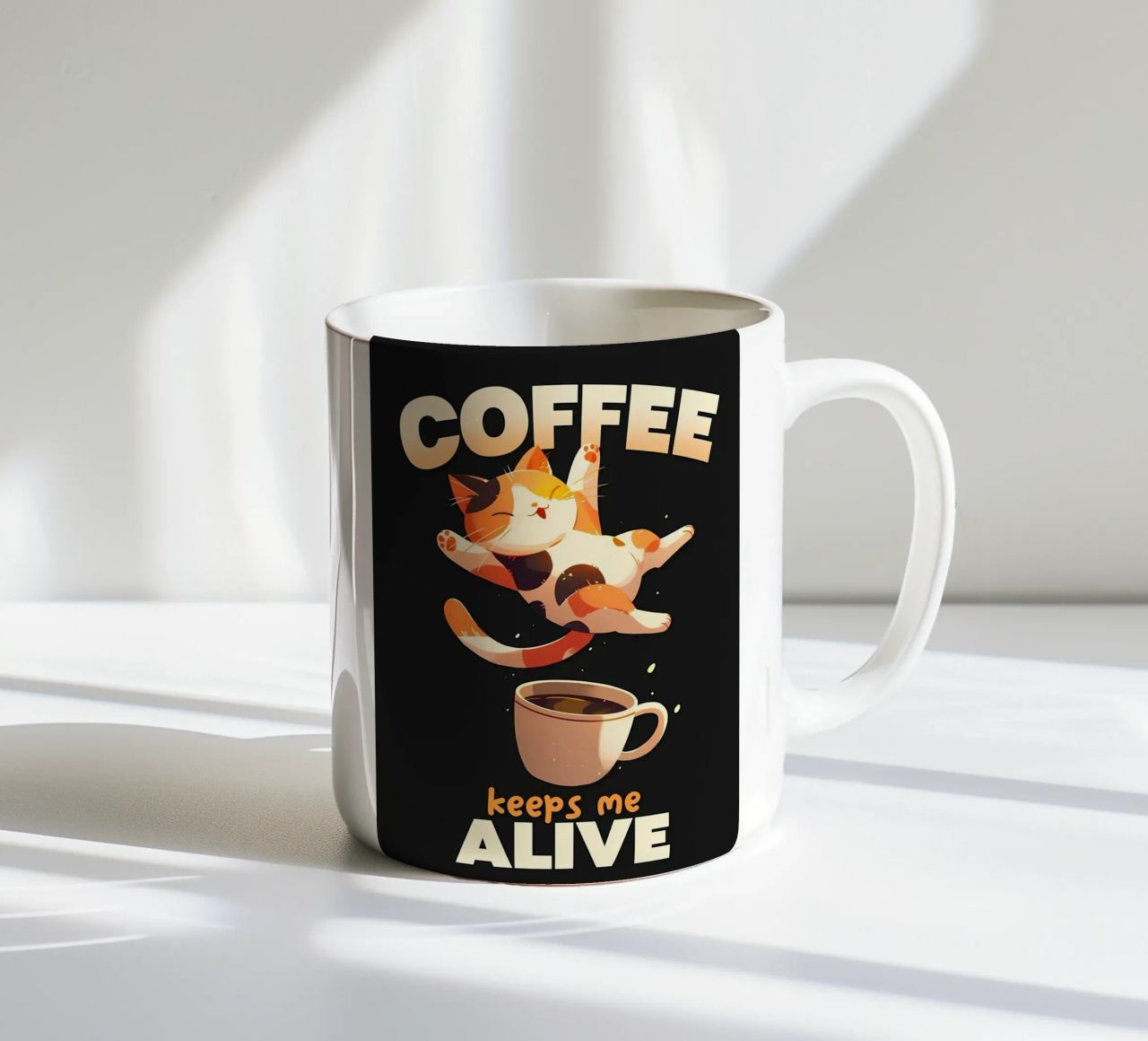 Il caffè mi tiene in vita Cat tazza in ceramica da Bartosz Powalka