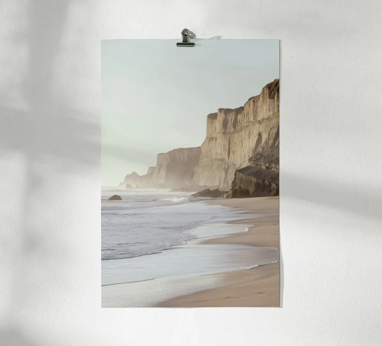 Art des falaises côtières et de la vue sur l'océan poster de Indigo Tides Art