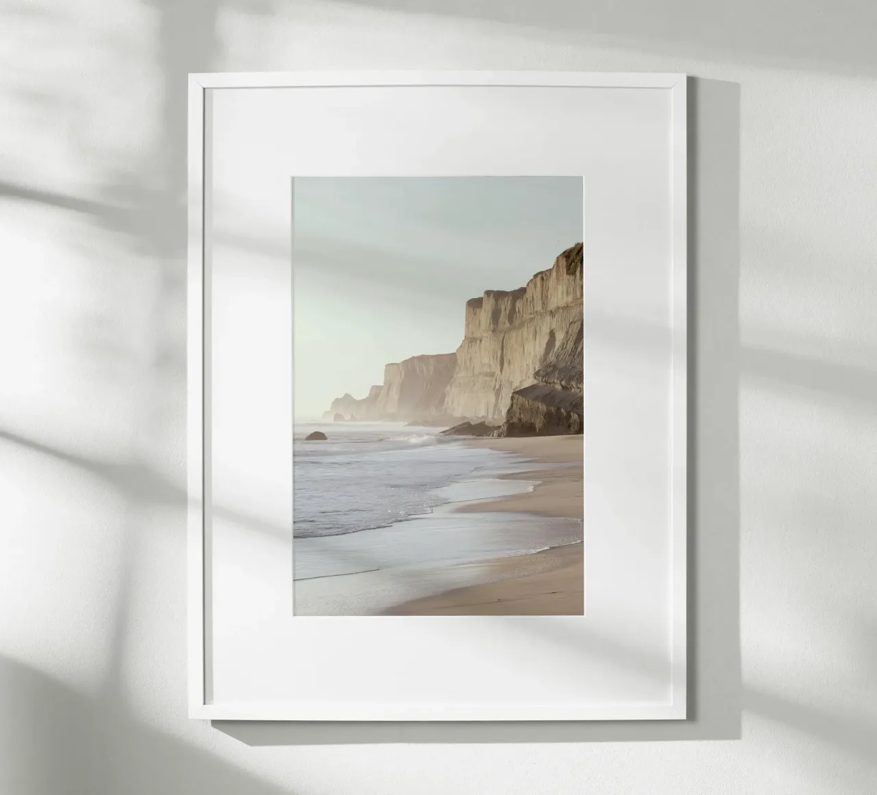 Art des falaises côtières et de la vue sur l'océan poster de Indigo Tides Art