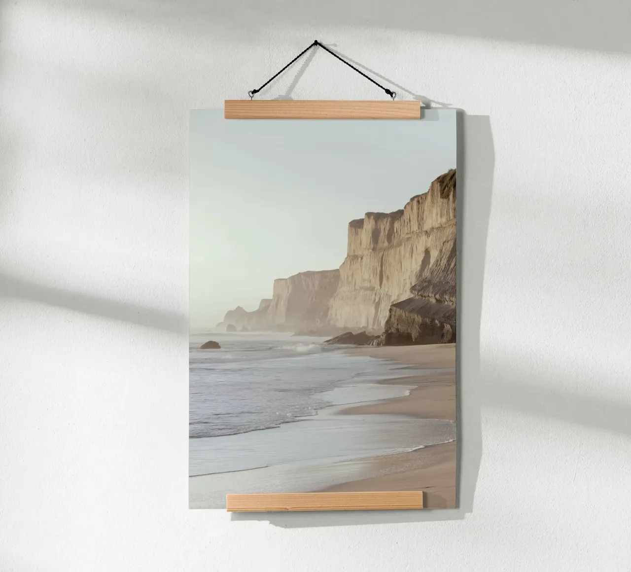 Art des falaises côtières et de la vue sur l'océan poster de Indigo Tides Art