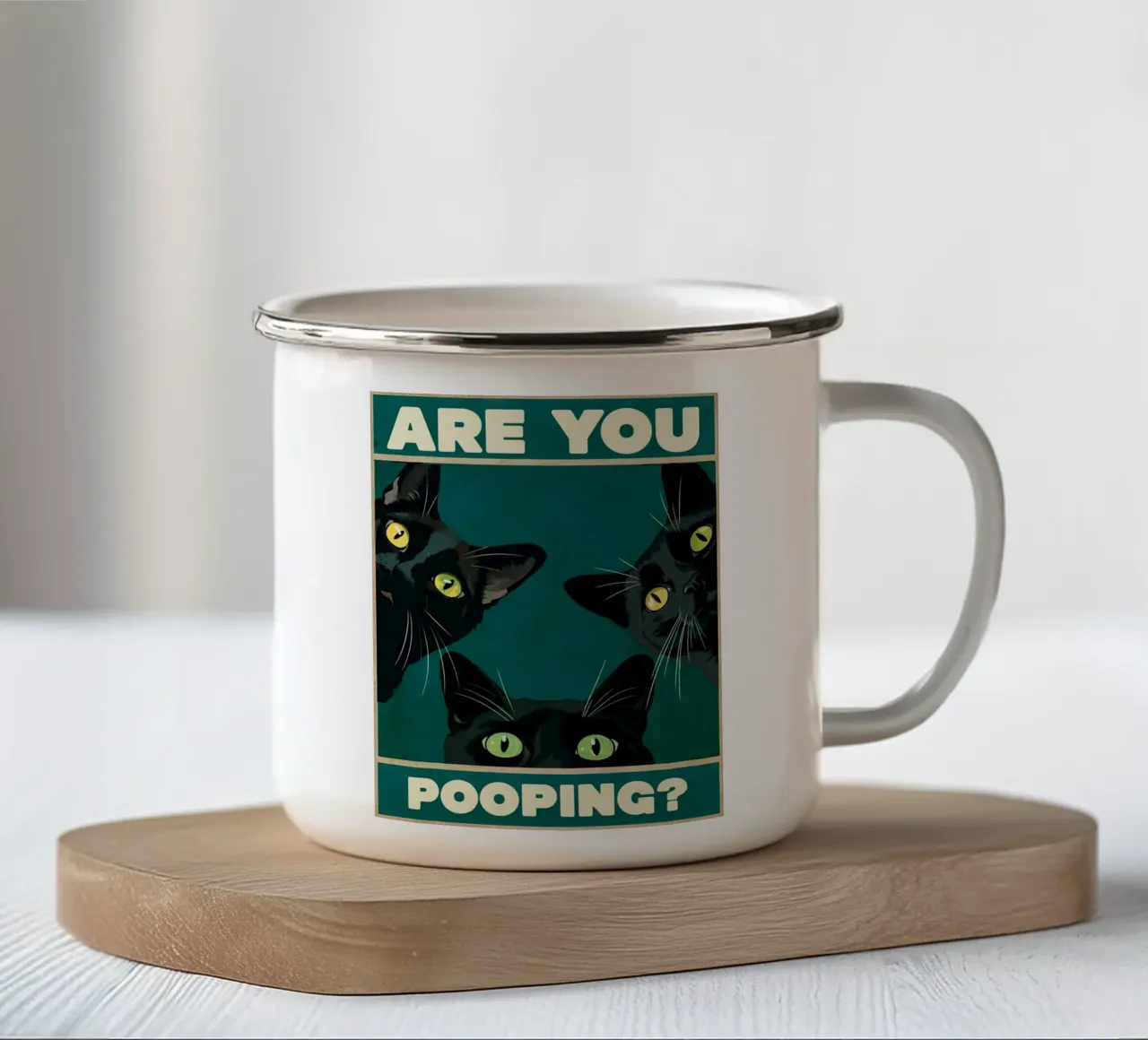 Stai facendo la cacca? Gatti neri che sbirciano Bagno divertente tazza in smalto da Peaches Art Prints