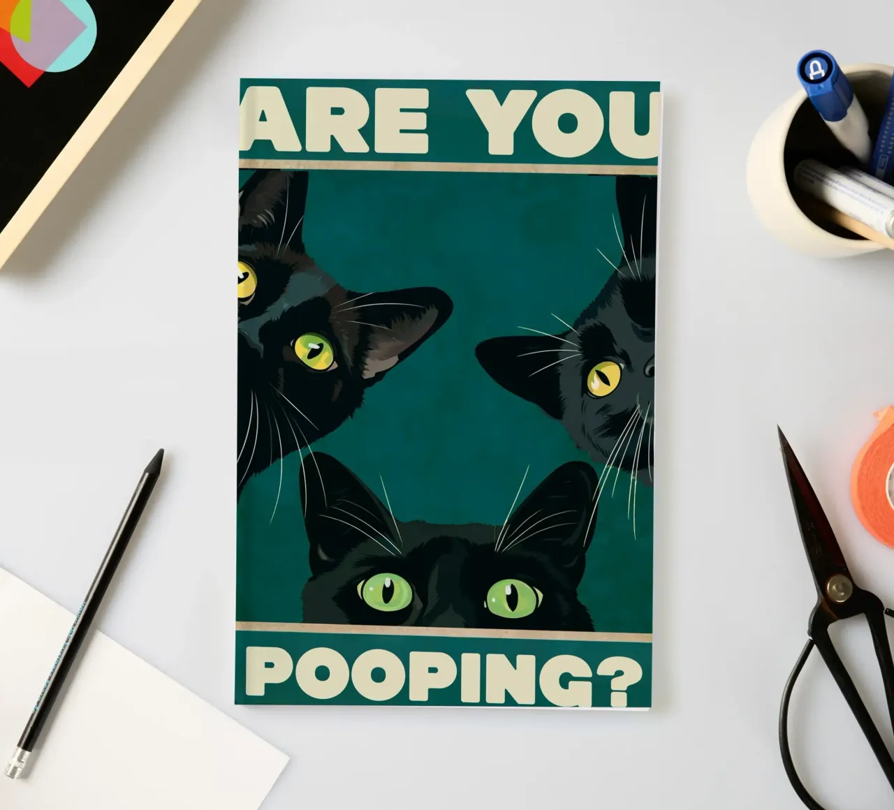 Ben je aan het poepen? Gluurende zwarte katten Grappige Badkamer notitieboek van Peaches Art Prints