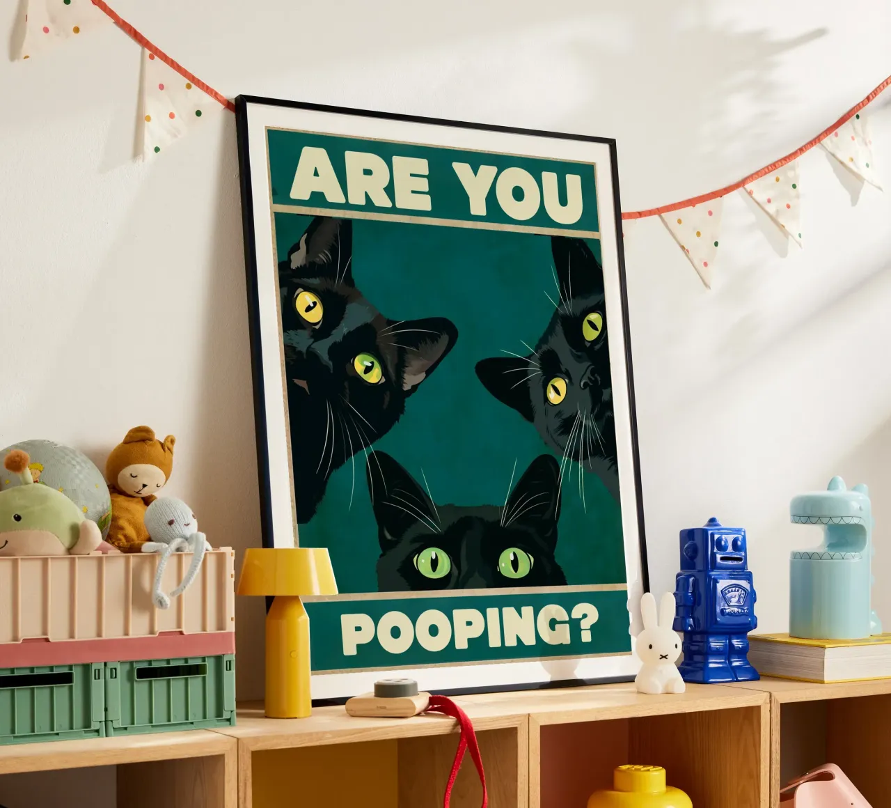 Stai facendo la cacca? Gatti neri che sbirciano Bagno divertente poster con telaio in plastica da Peaches Art Prints