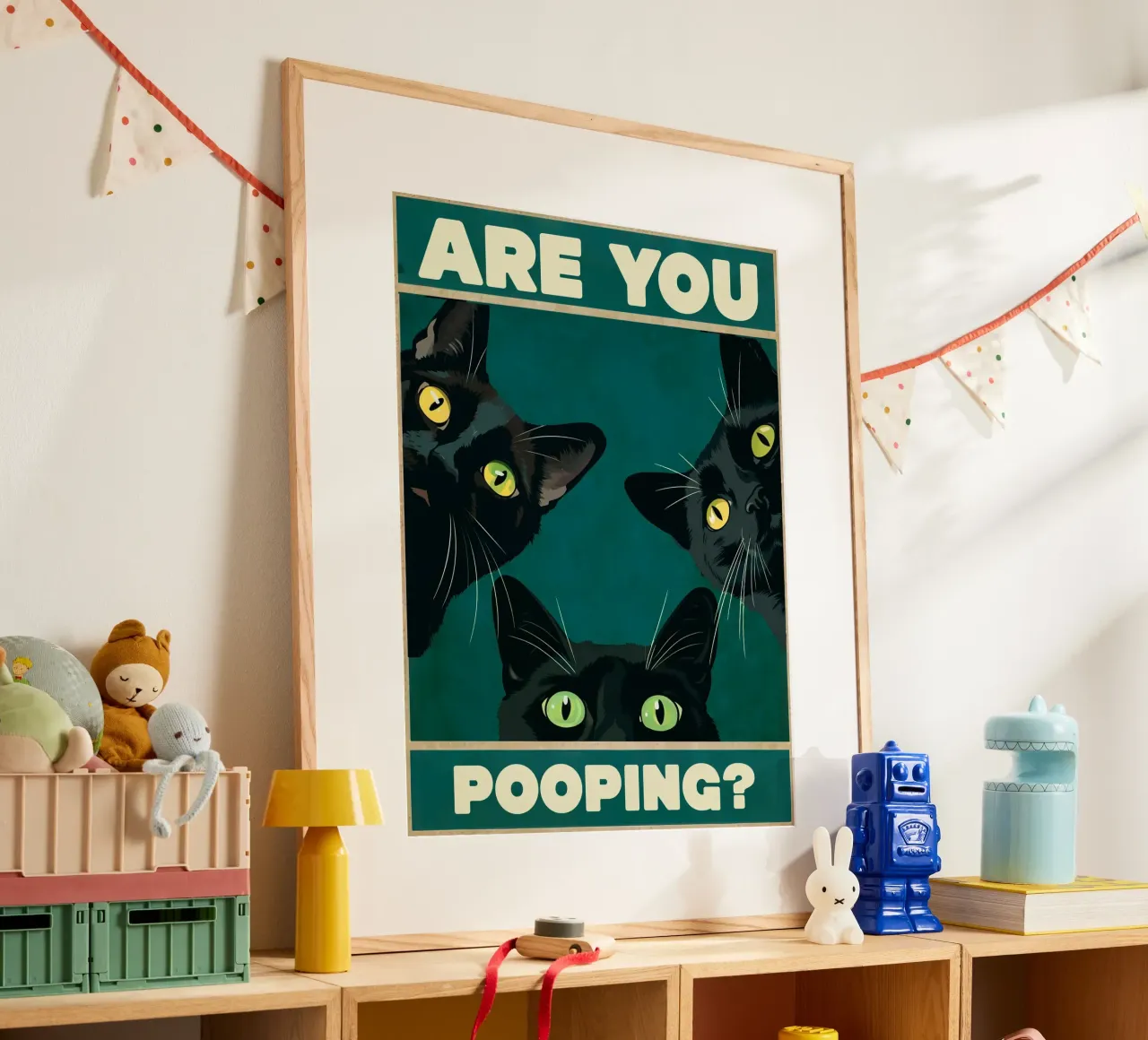 Stai facendo la cacca? Gatti neri che sbirciano Bagno divertente poster con telaio in plastica da Peaches Art Prints