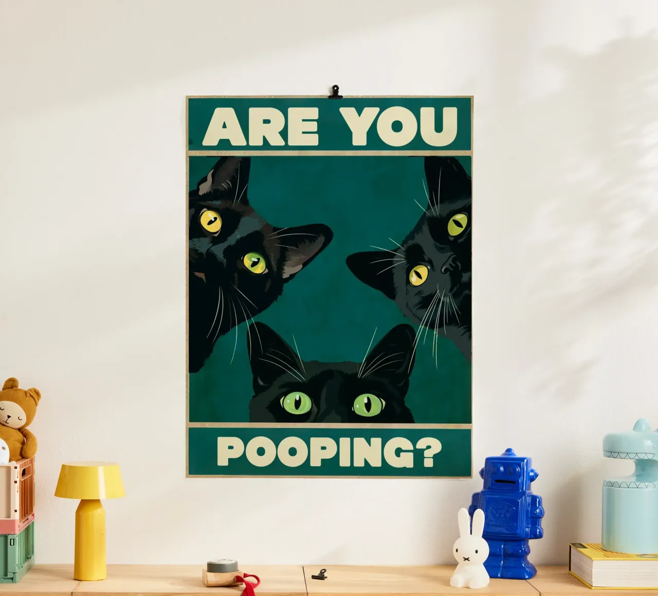 Stai facendo la cacca? Gatti neri che sbirciano Bagno divertente poster con telaio in plastica da Peaches Art Prints