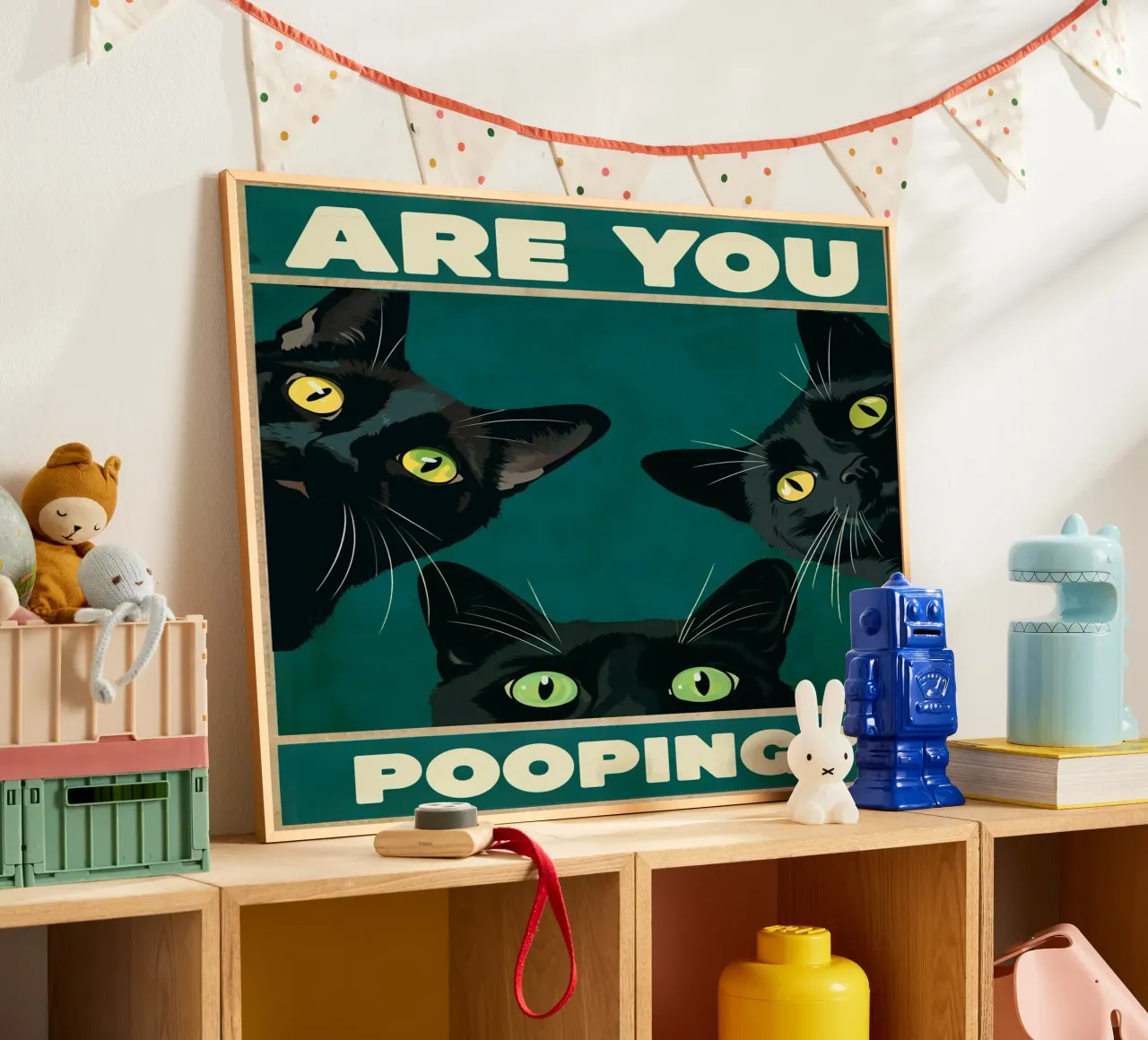 Stai facendo la cacca? Gatti neri che sbirciano Bagno divertente poster con telaio in plastica da Peaches Art Prints