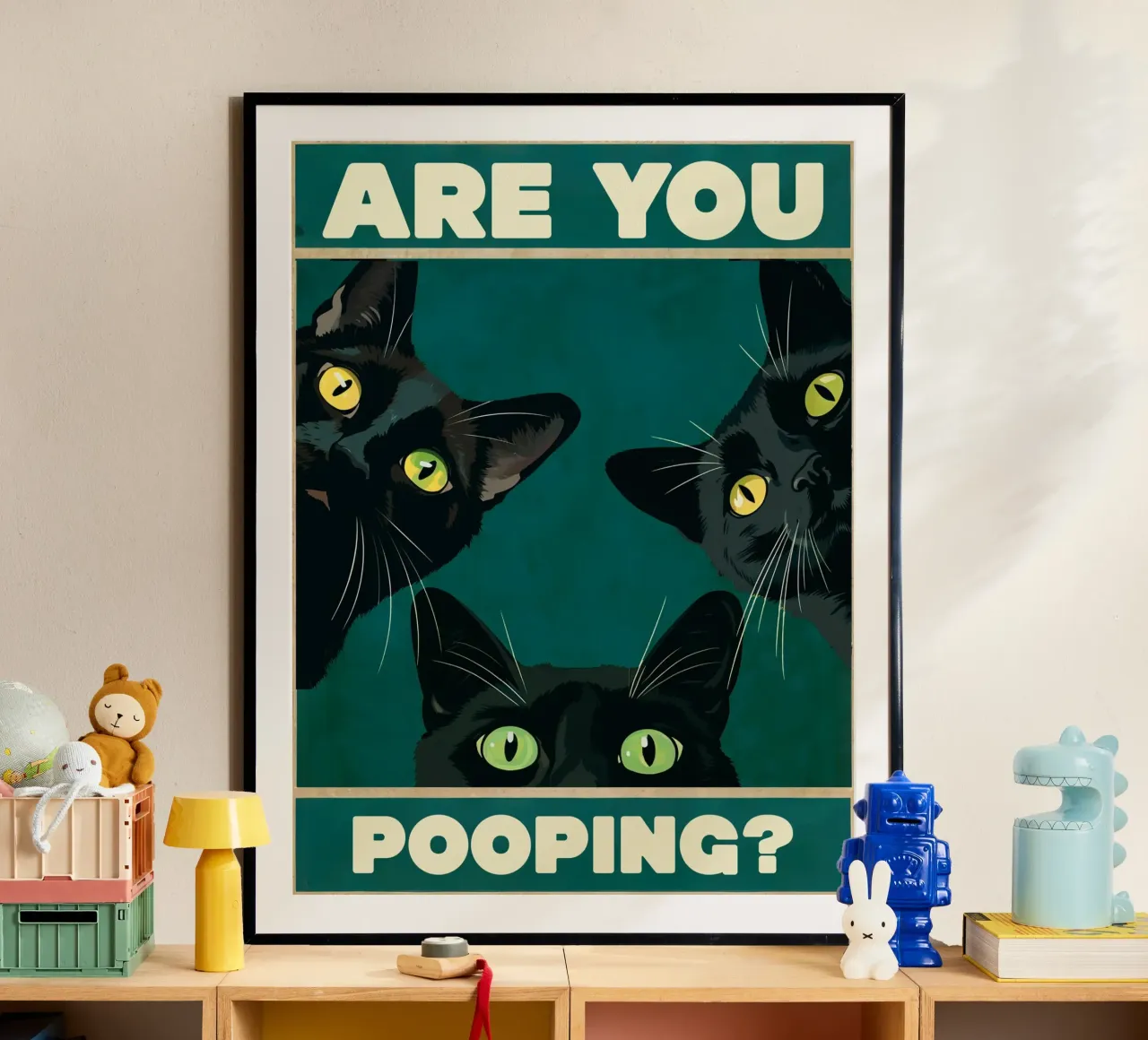 Stai facendo la cacca? Gatti neri che sbirciano Bagno divertente poster con telaio in plastica da Peaches Art Prints