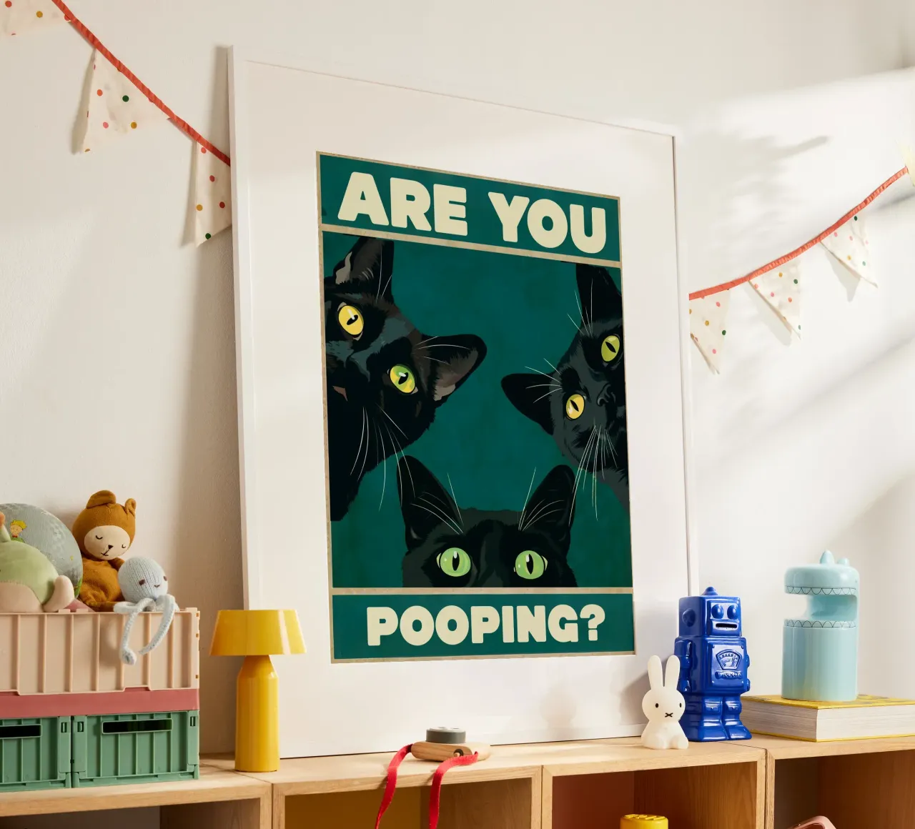 Stai facendo la cacca? Gatti neri che sbirciano Bagno divertente poster con telaio in plastica da Peaches Art Prints