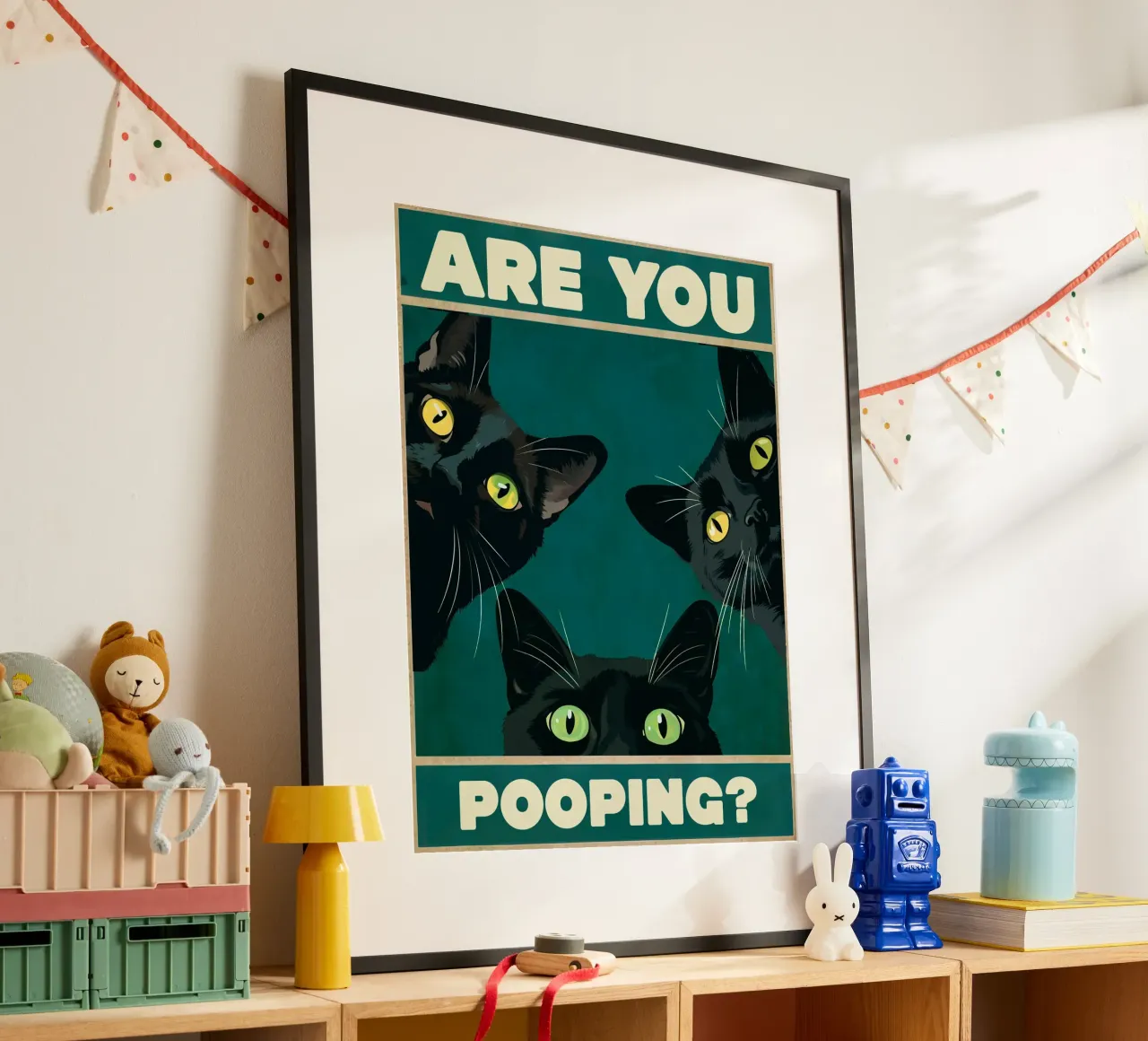 Stai facendo la cacca? Gatti neri che sbirciano Bagno divertente poster con telaio in plastica da Peaches Art Prints