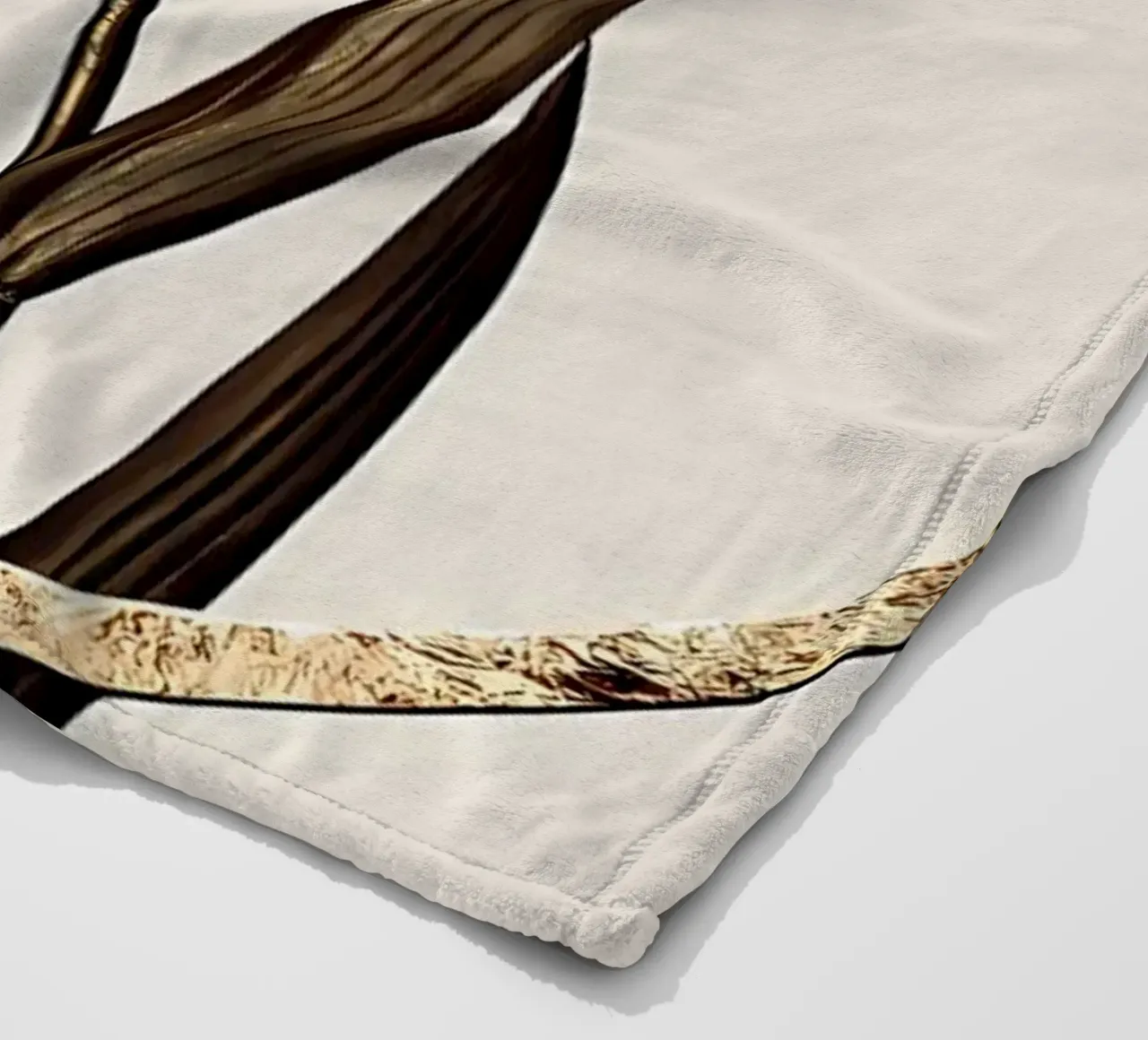 Iris profumato di sambuco d'oro coperta in pile da Nicholas Campbell