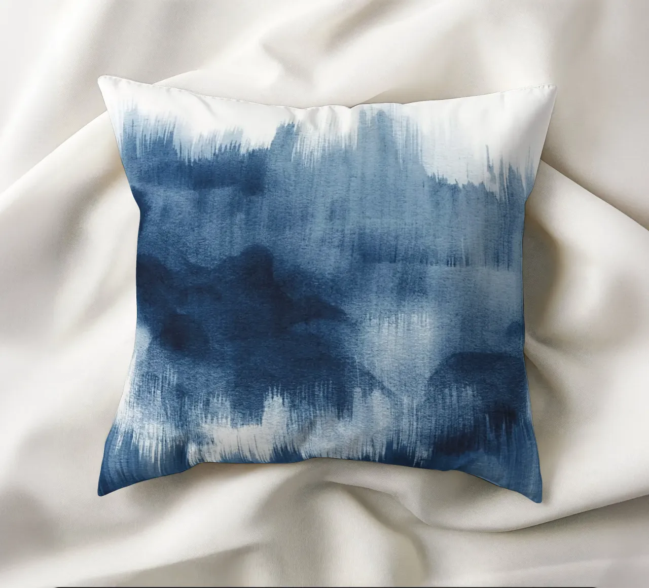 Pennellate di acquerello blu cuscino da NouveauPrints