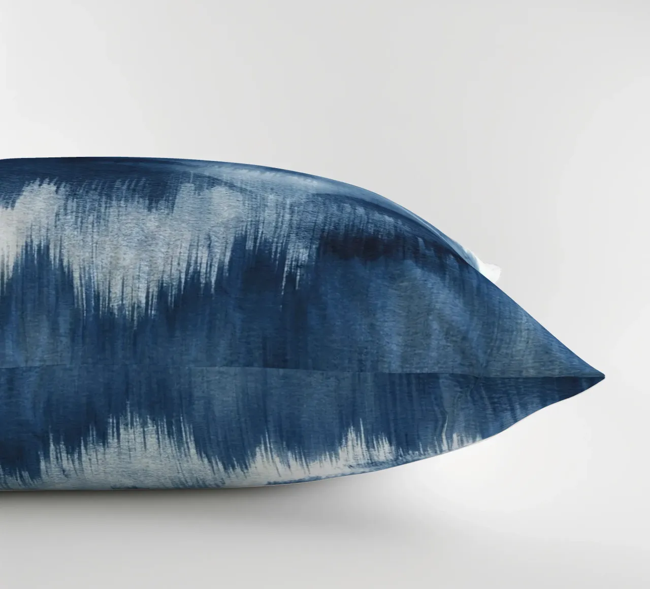 Pennellate di acquerello blu cuscino da NouveauPrints