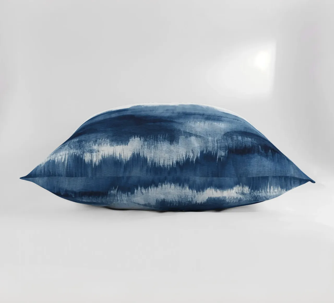 Pennellate di acquerello blu cuscino da NouveauPrints