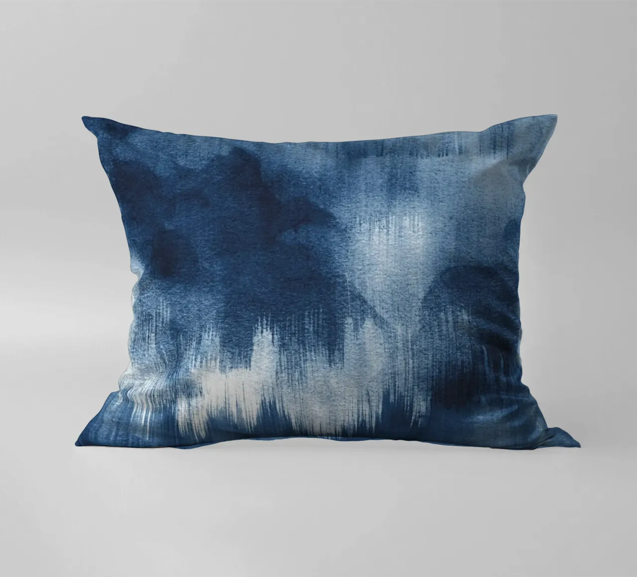 Pennellate di acquerello blu cuscino da NouveauPrints