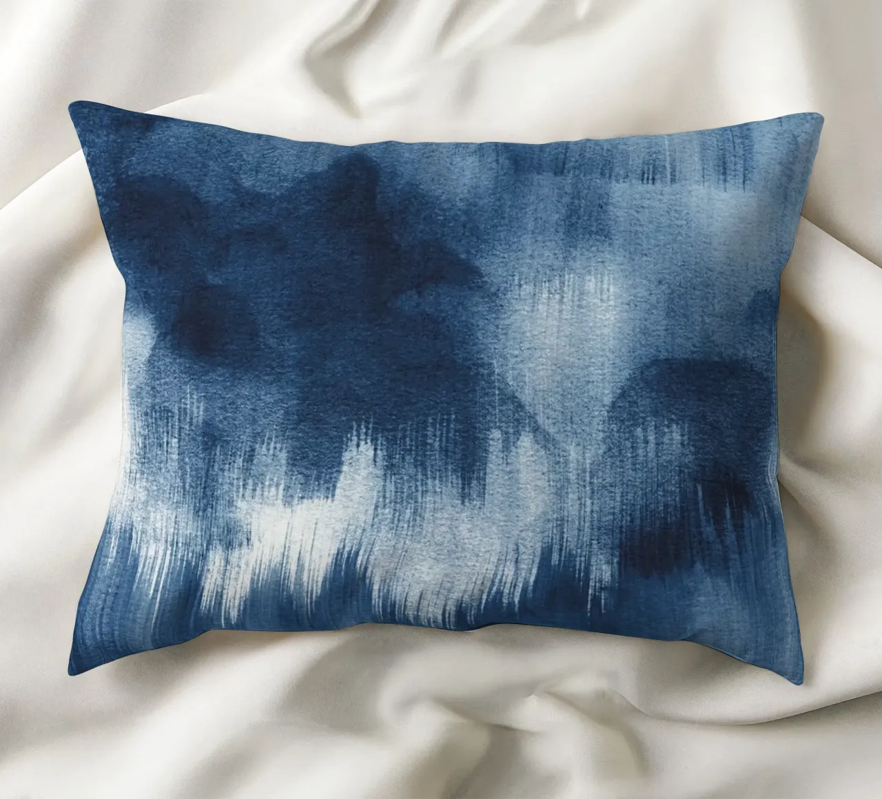 Pennellate di acquerello blu cuscino da NouveauPrints