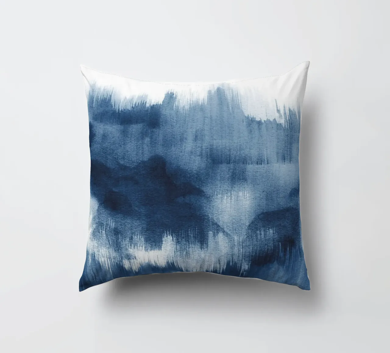 Pennellate di acquerello blu cuscino da NouveauPrints