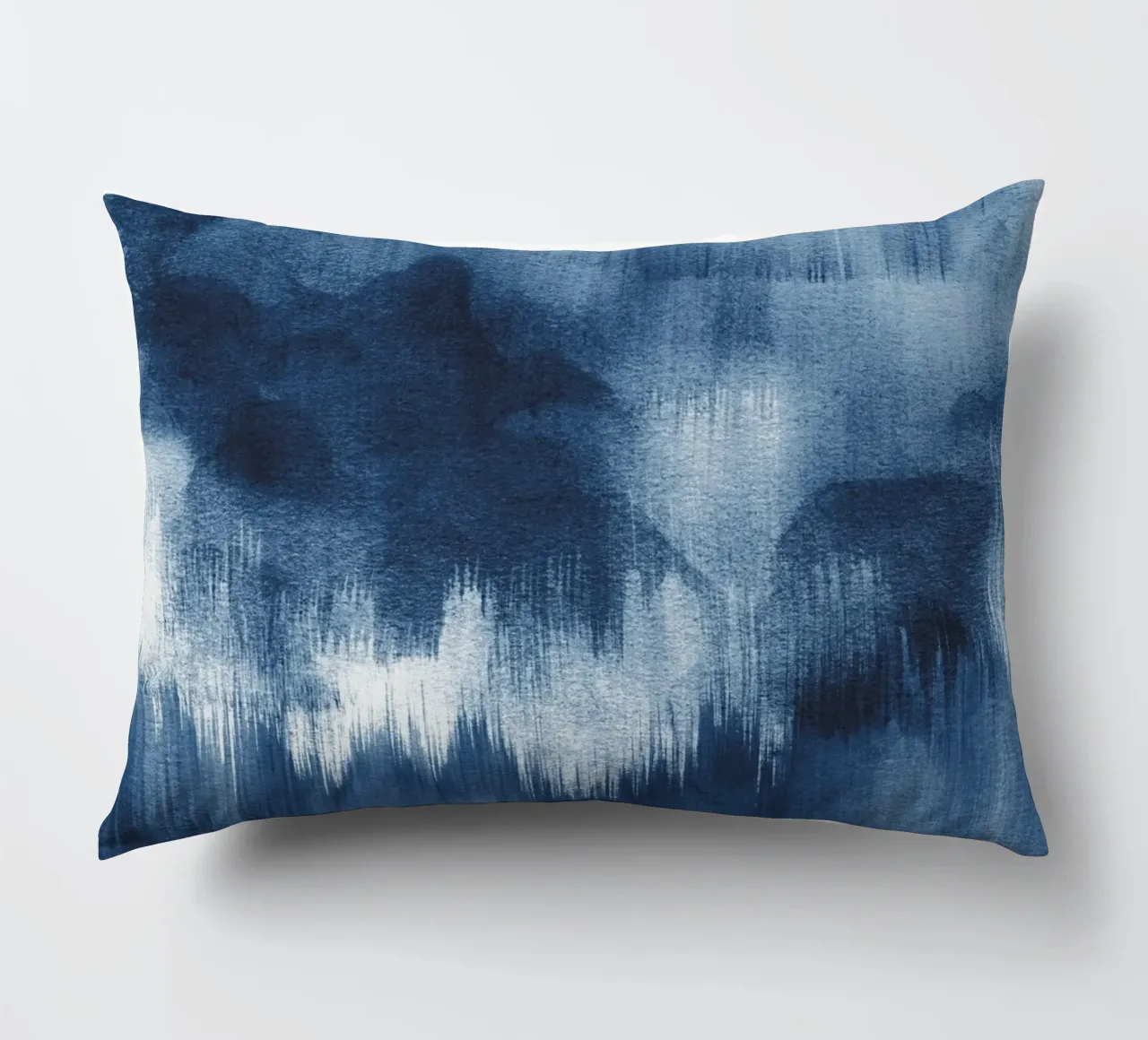 Pennellate di acquerello blu cuscino da NouveauPrints