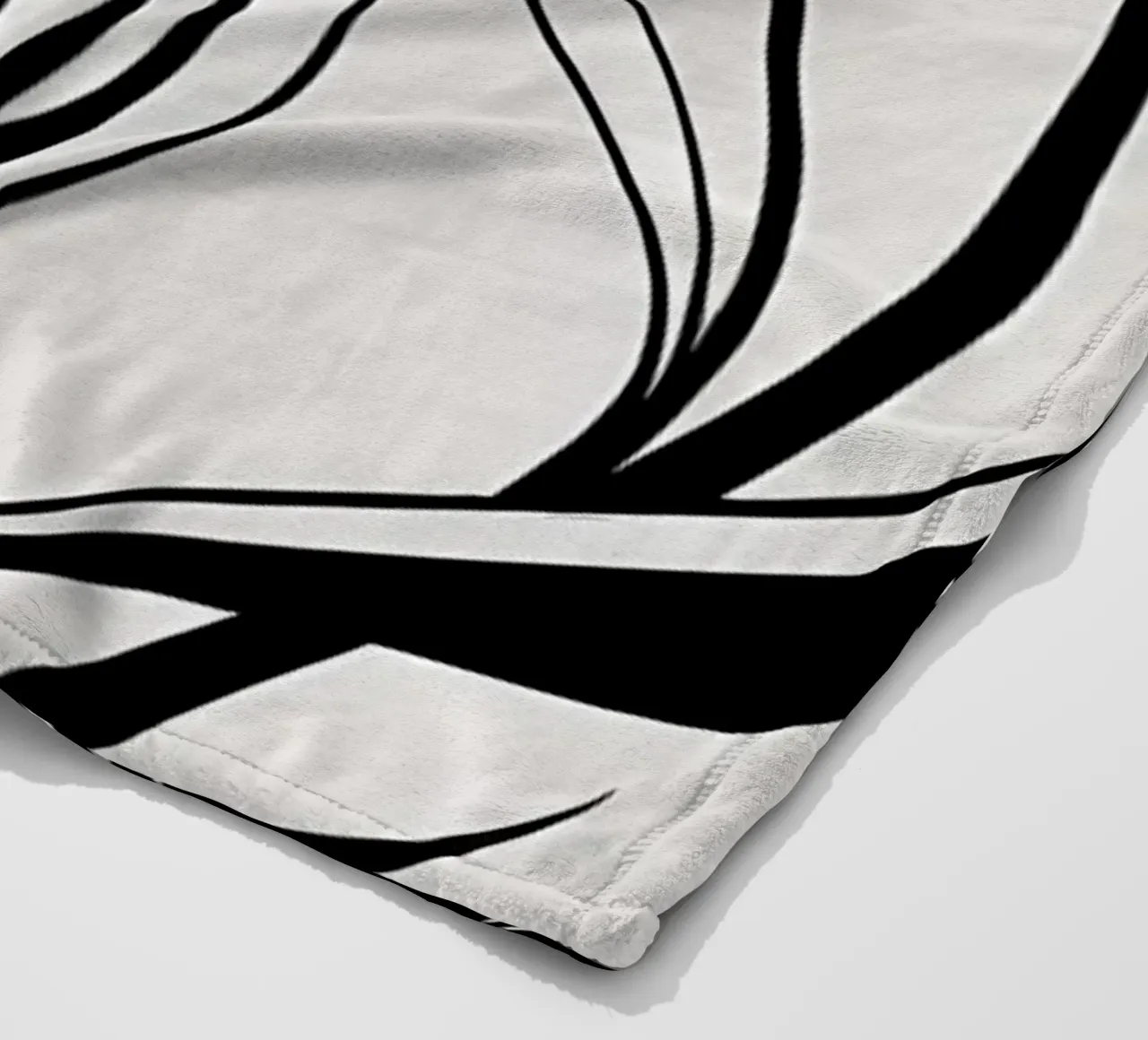 Illustrazione floreale in bianco e nero coperta in pile da Nicholas Campbell