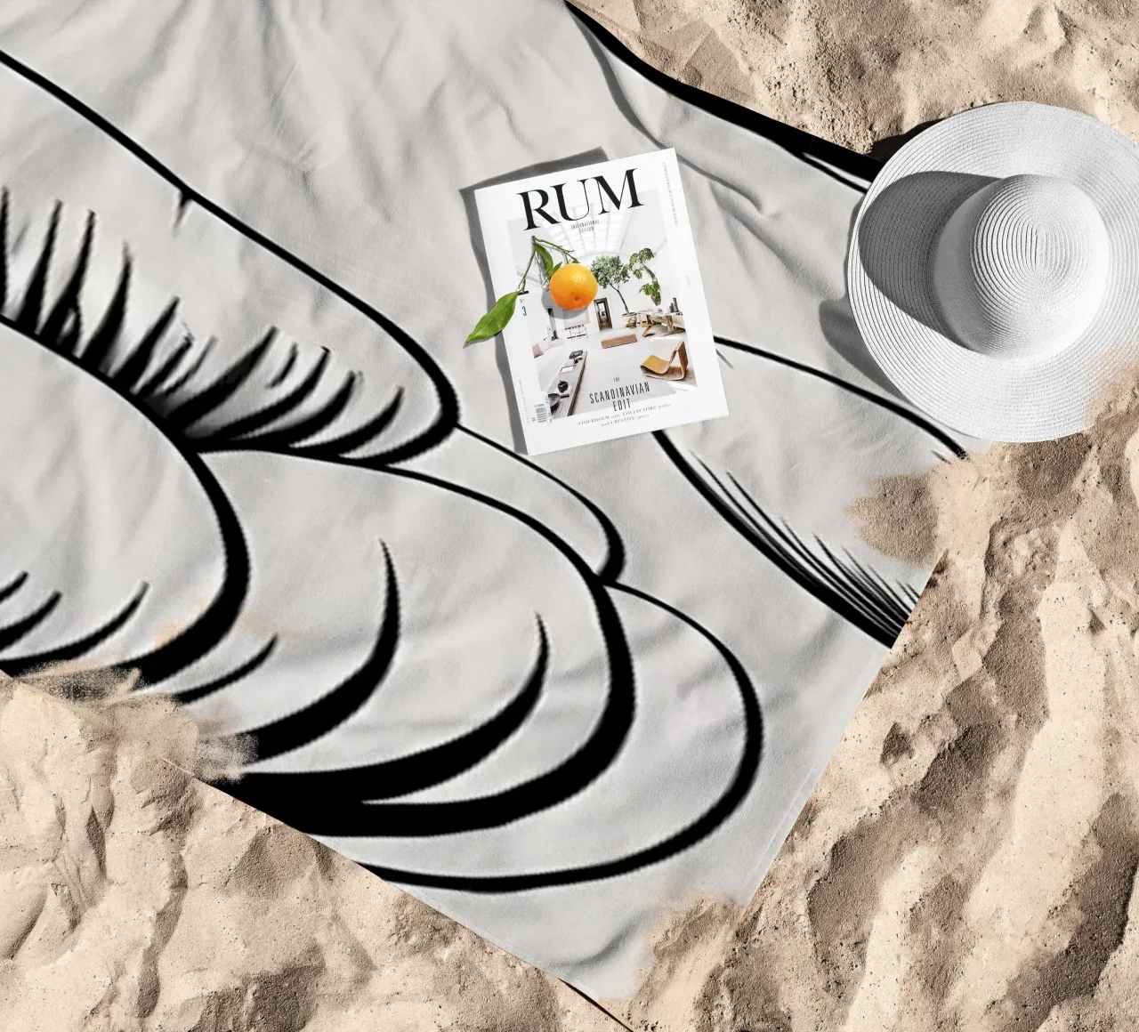 Illustrazione floreale in bianco e nero telo mare da Nicholas Campbell