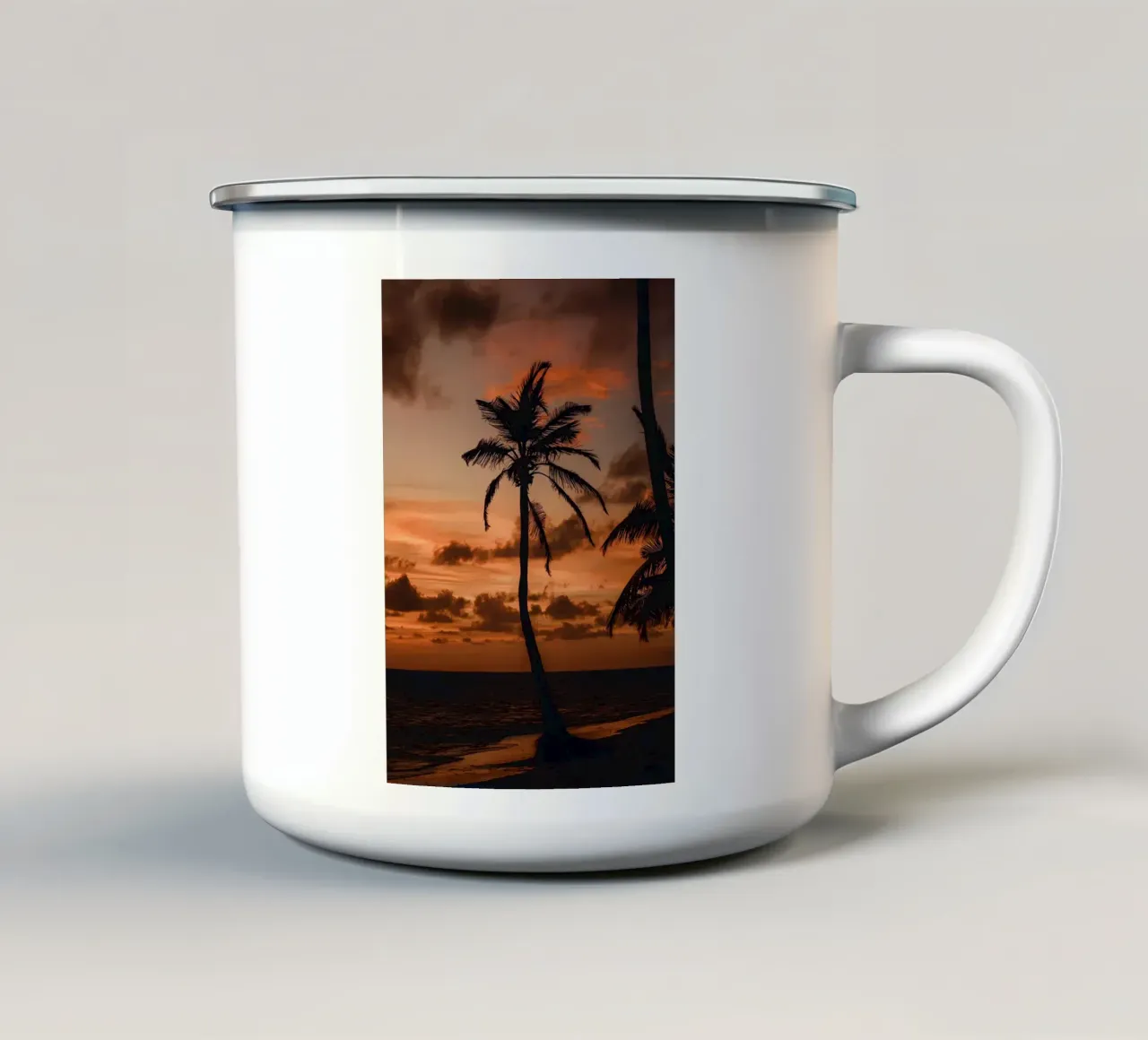 Sagoma di palma al tramonto tazza in smalto da Matthew Katz