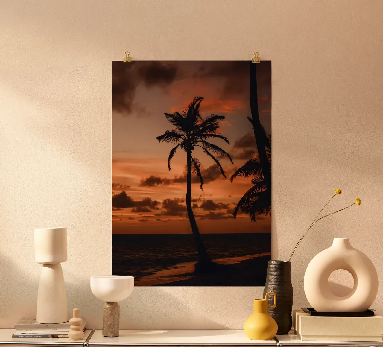 Sagoma di palma al tramonto poster con telaio in alluminio da Matthew Katz