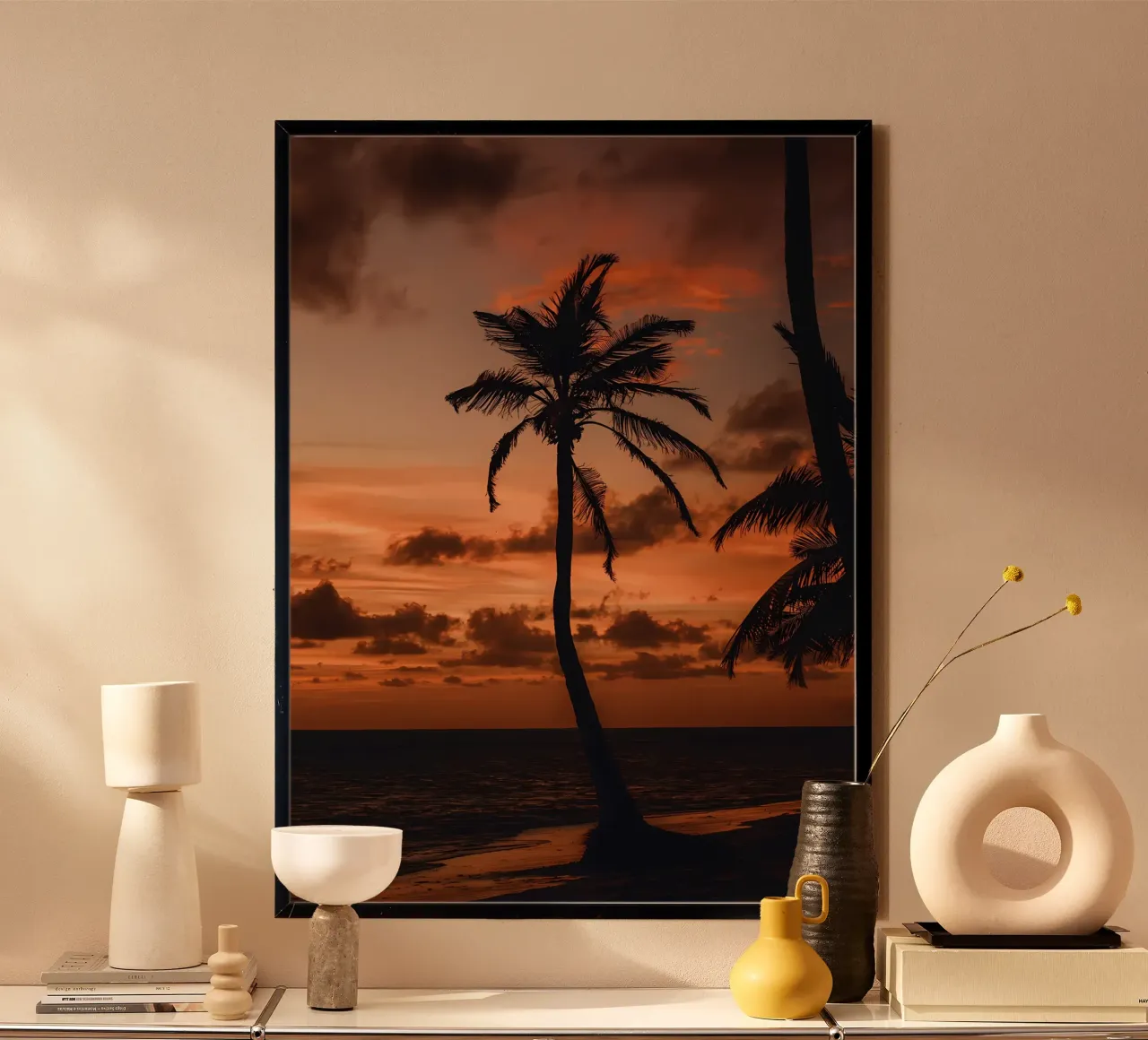 Sagoma di palma al tramonto poster con telaio in alluminio da Matthew Katz