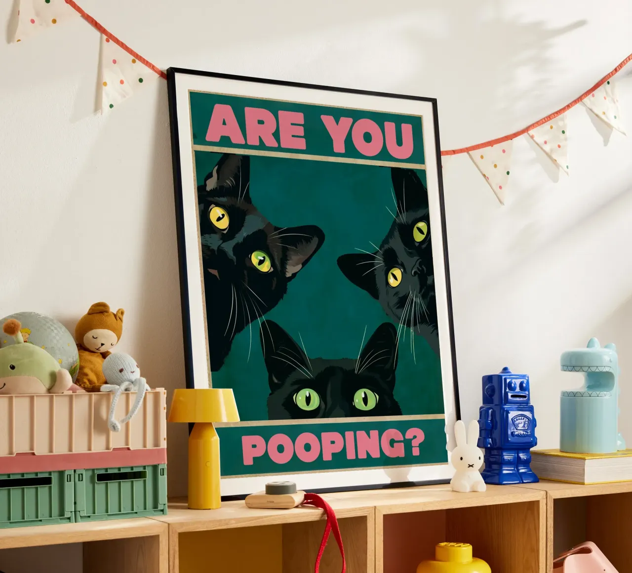 Stai facendo la cacca? Gatti neri che sbirciano Bagno divertente Rosa poster con telaio in plastica da Peaches Art Prints