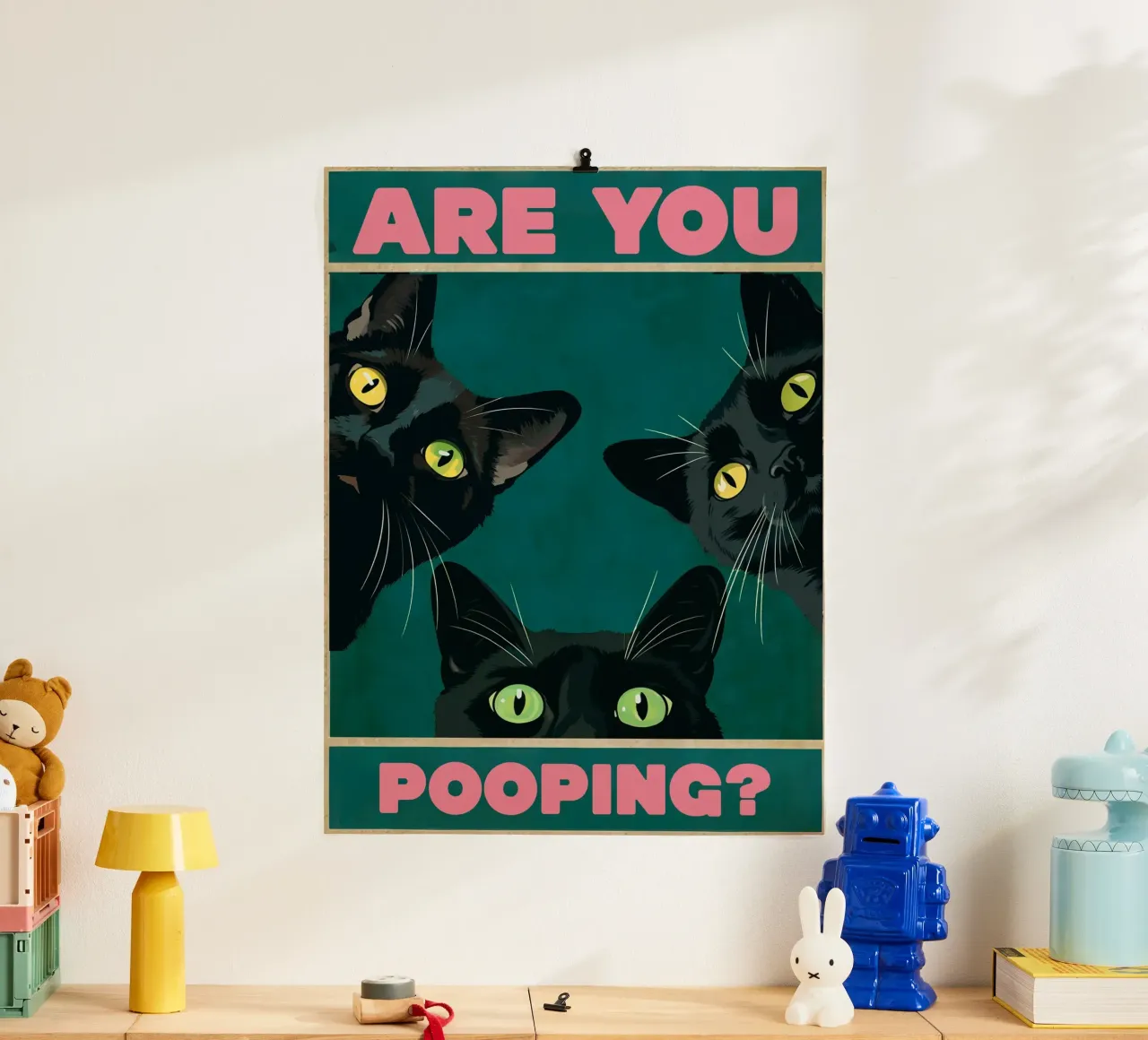 Stai facendo la cacca? Gatti neri che sbirciano Bagno divertente Rosa poster con telaio in plastica da Peaches Art Prints