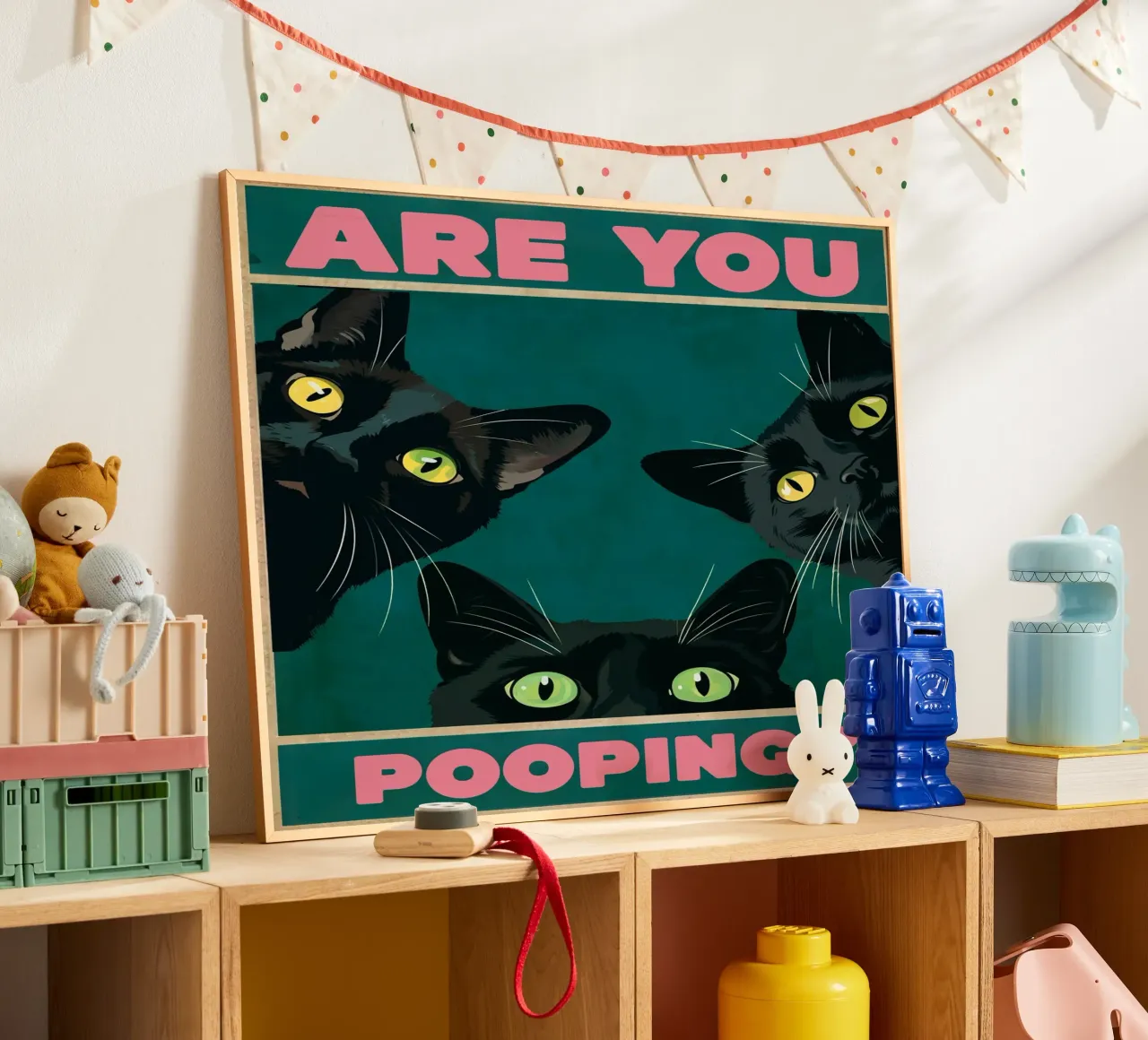 Stai facendo la cacca? Gatti neri che sbirciano Bagno divertente Rosa poster con telaio in plastica da Peaches Art Prints