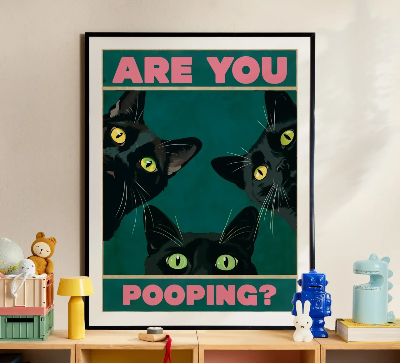 Stai facendo la cacca? Gatti neri che sbirciano Bagno divertente Rosa poster con telaio in plastica da Peaches Art Prints