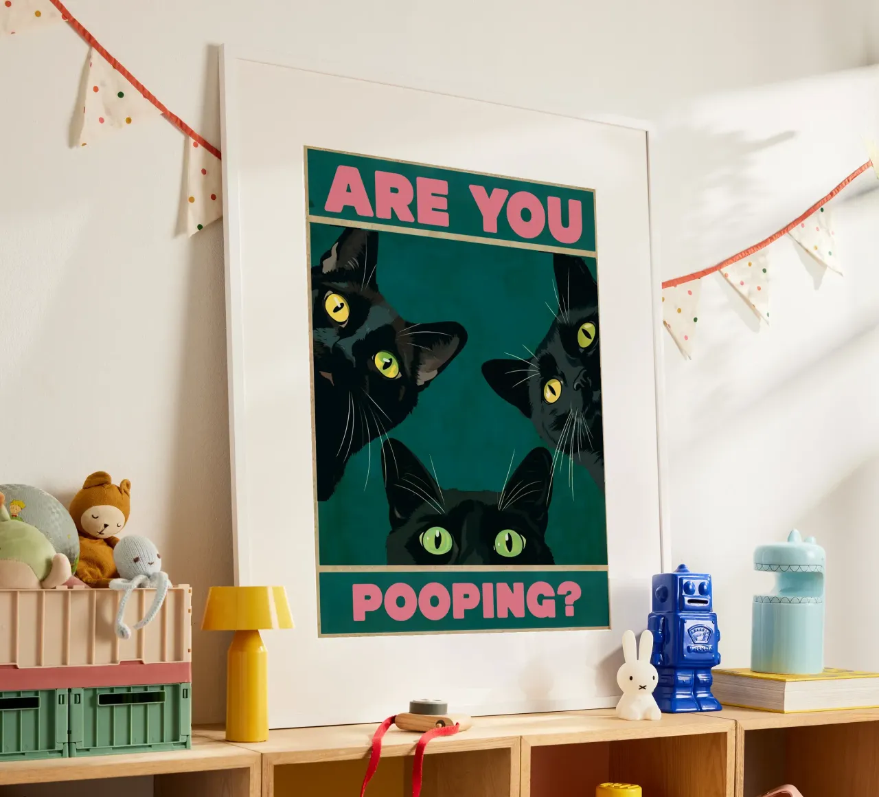 Stai facendo la cacca? Gatti neri che sbirciano Bagno divertente Rosa poster con telaio in plastica da Peaches Art Prints