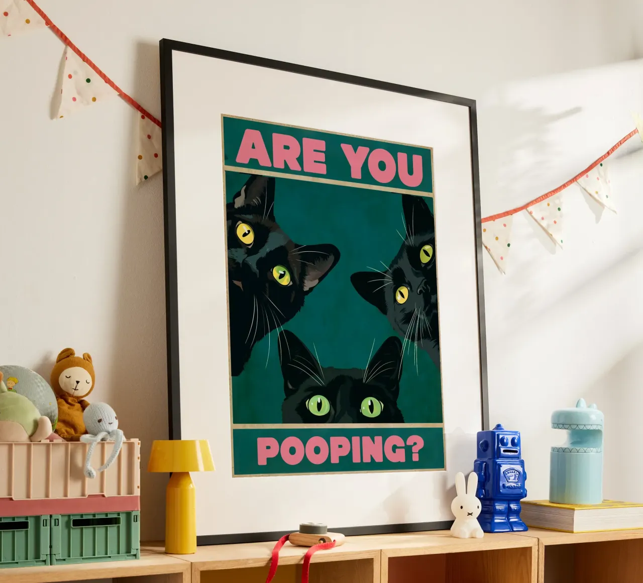 Stai facendo la cacca? Gatti neri che sbirciano Bagno divertente Rosa poster con telaio in plastica da Peaches Art Prints