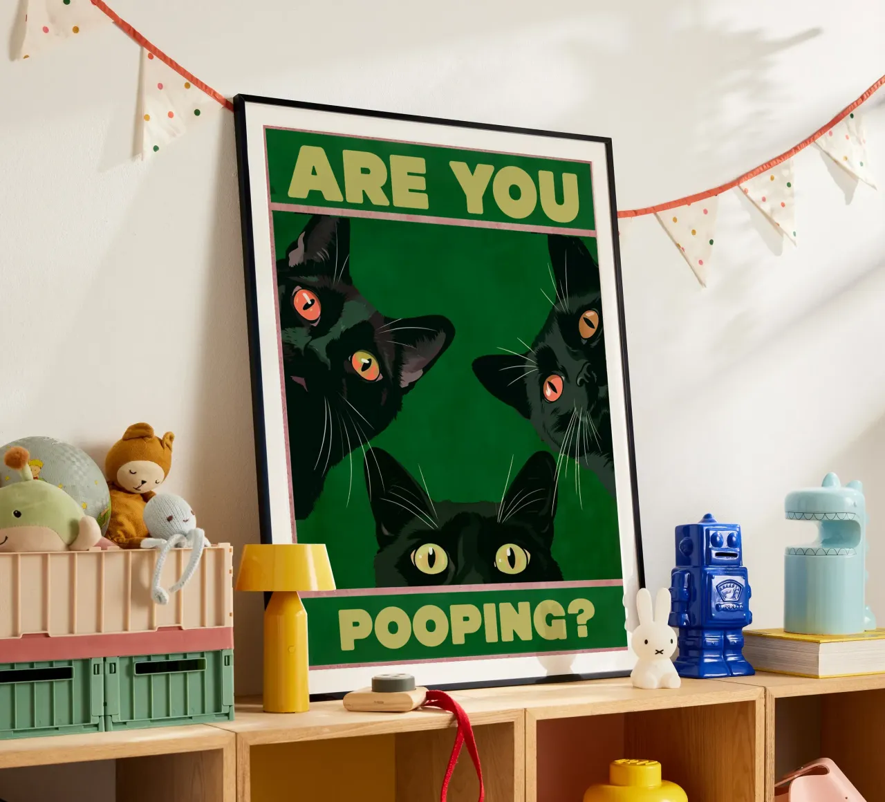 Stai facendo la cacca? Gatti neri che sbirciano Bagno divertente poster con telaio in legno da Peaches Art Prints