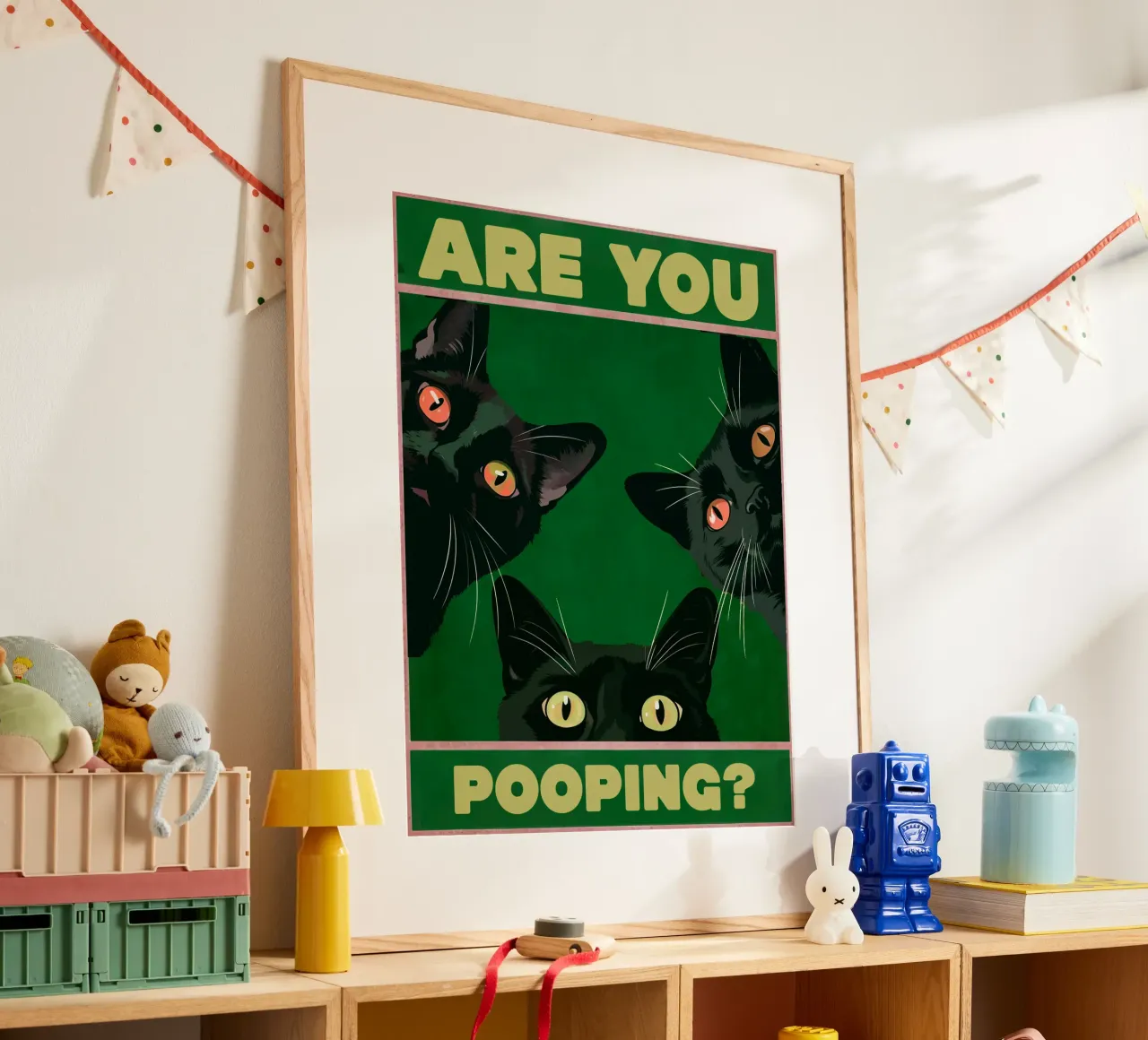 Stai facendo la cacca? Gatti neri che sbirciano Bagno divertente poster con telaio in legno da Peaches Art Prints