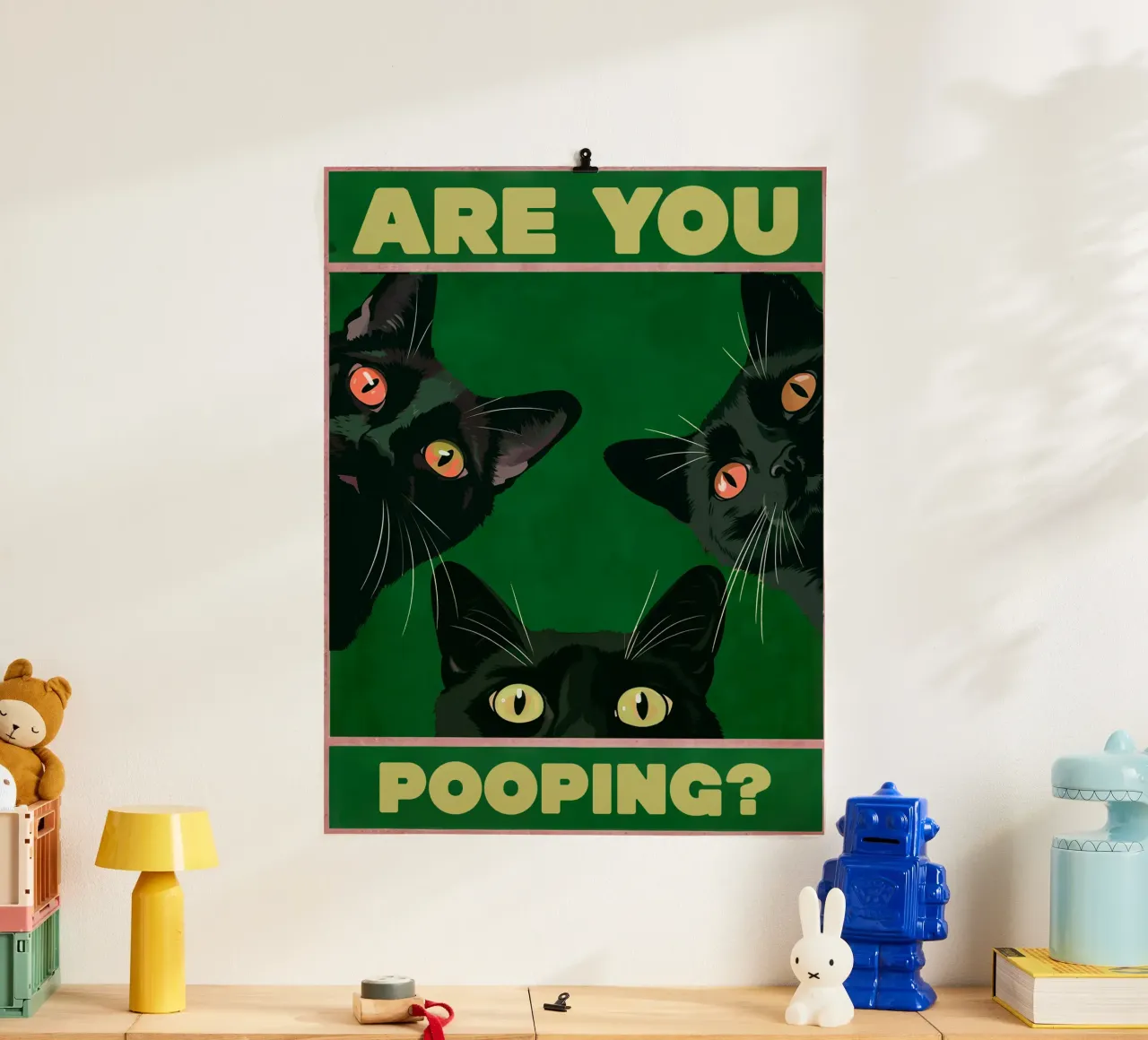 Stai facendo la cacca? Gatti neri che sbirciano Bagno divertente poster con telaio in legno da Peaches Art Prints